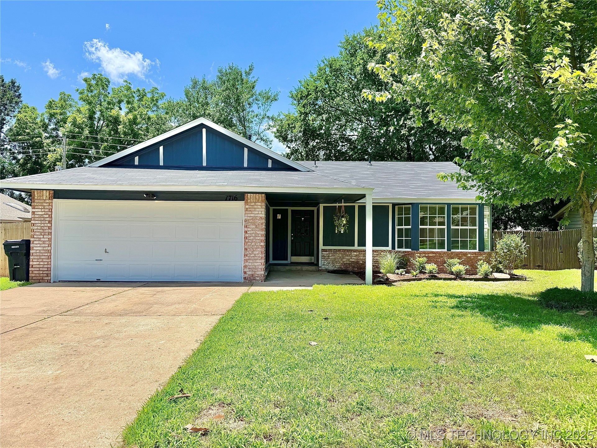 7716 S Maple Avenue Property Photo 1