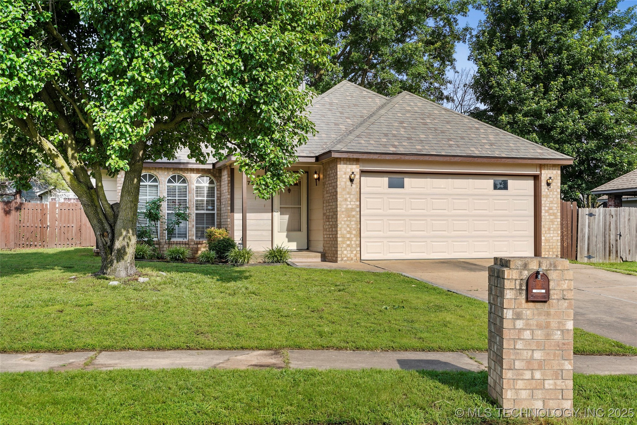 2720 S Narcissus Avenue Property Photo