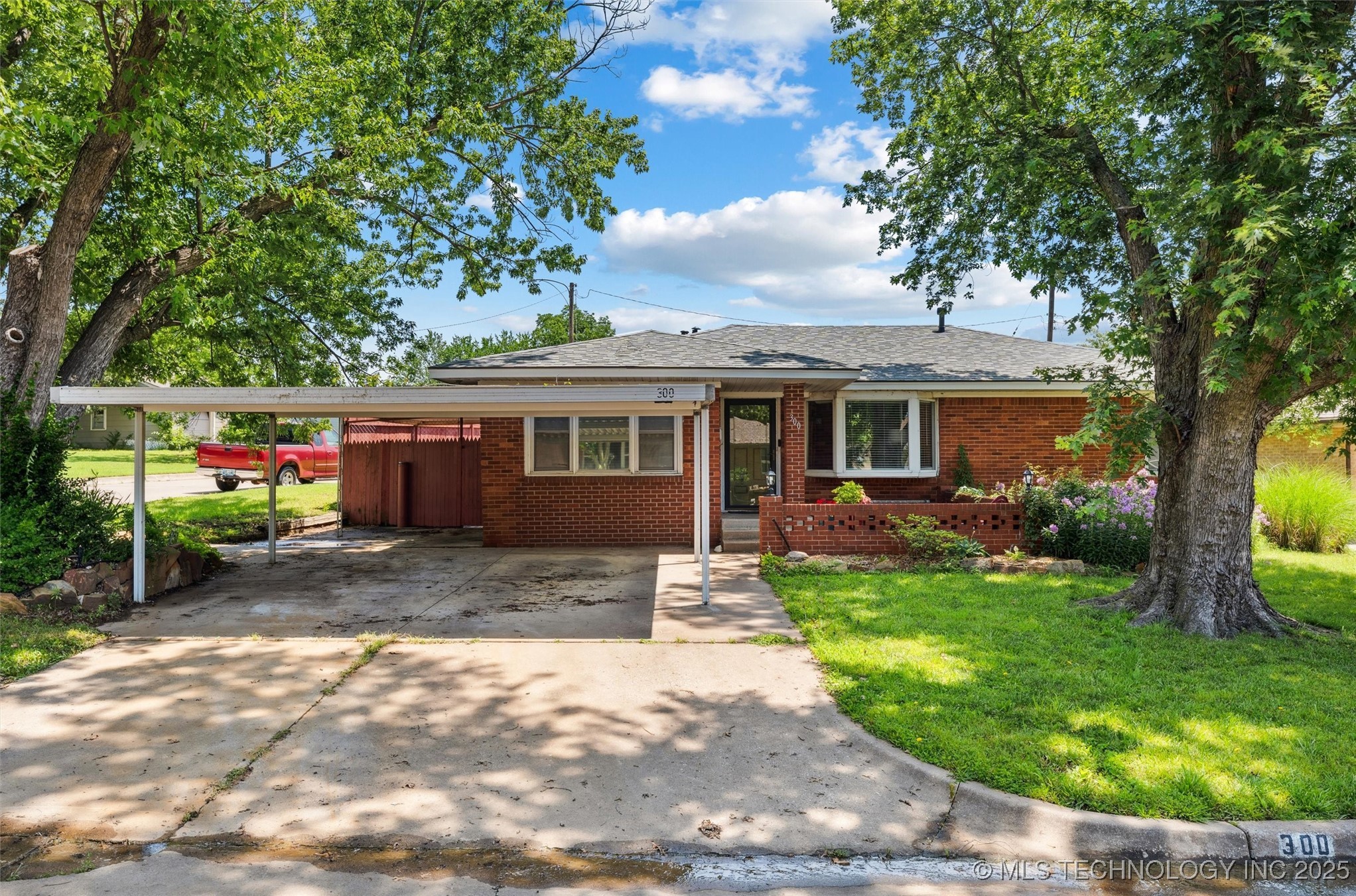 300 Se Waverly Avenue Property Photo 1