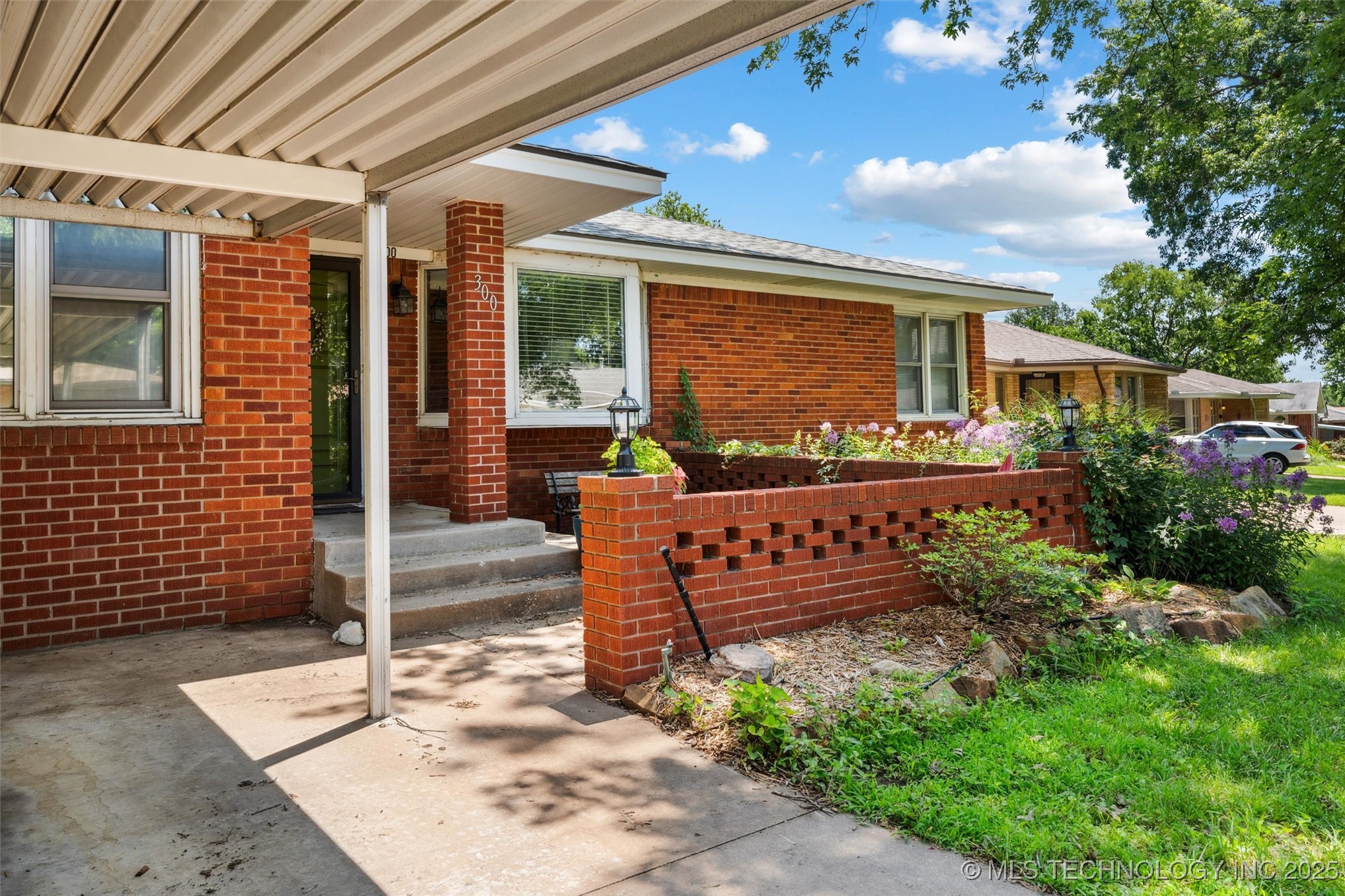 300 Se Waverly Avenue Property Photo 1