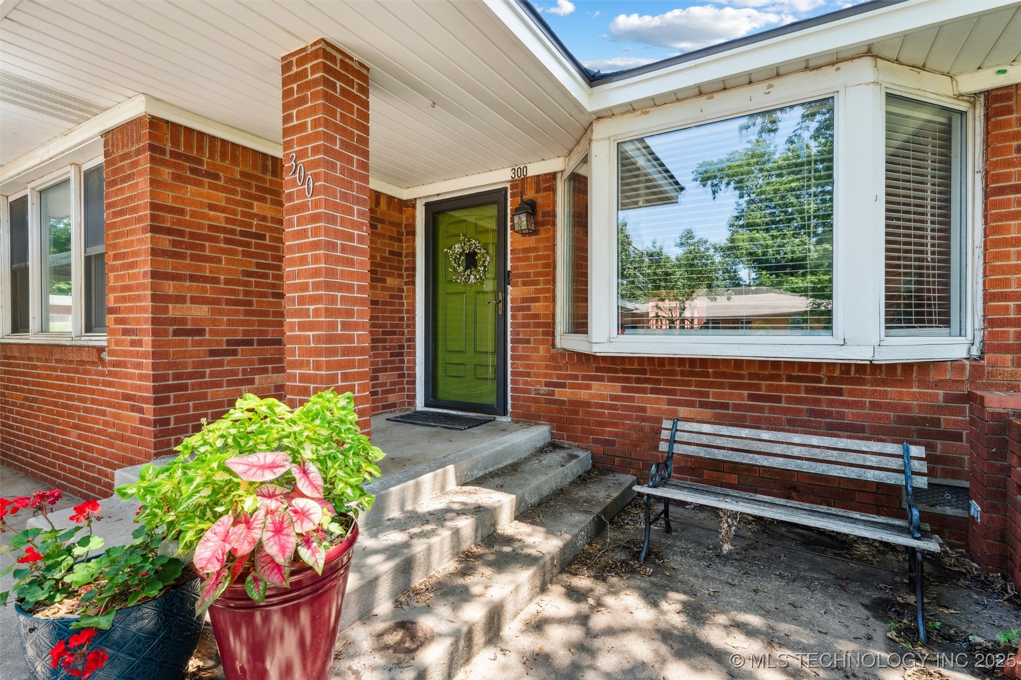 300 Se Waverly Avenue Property Photo 3