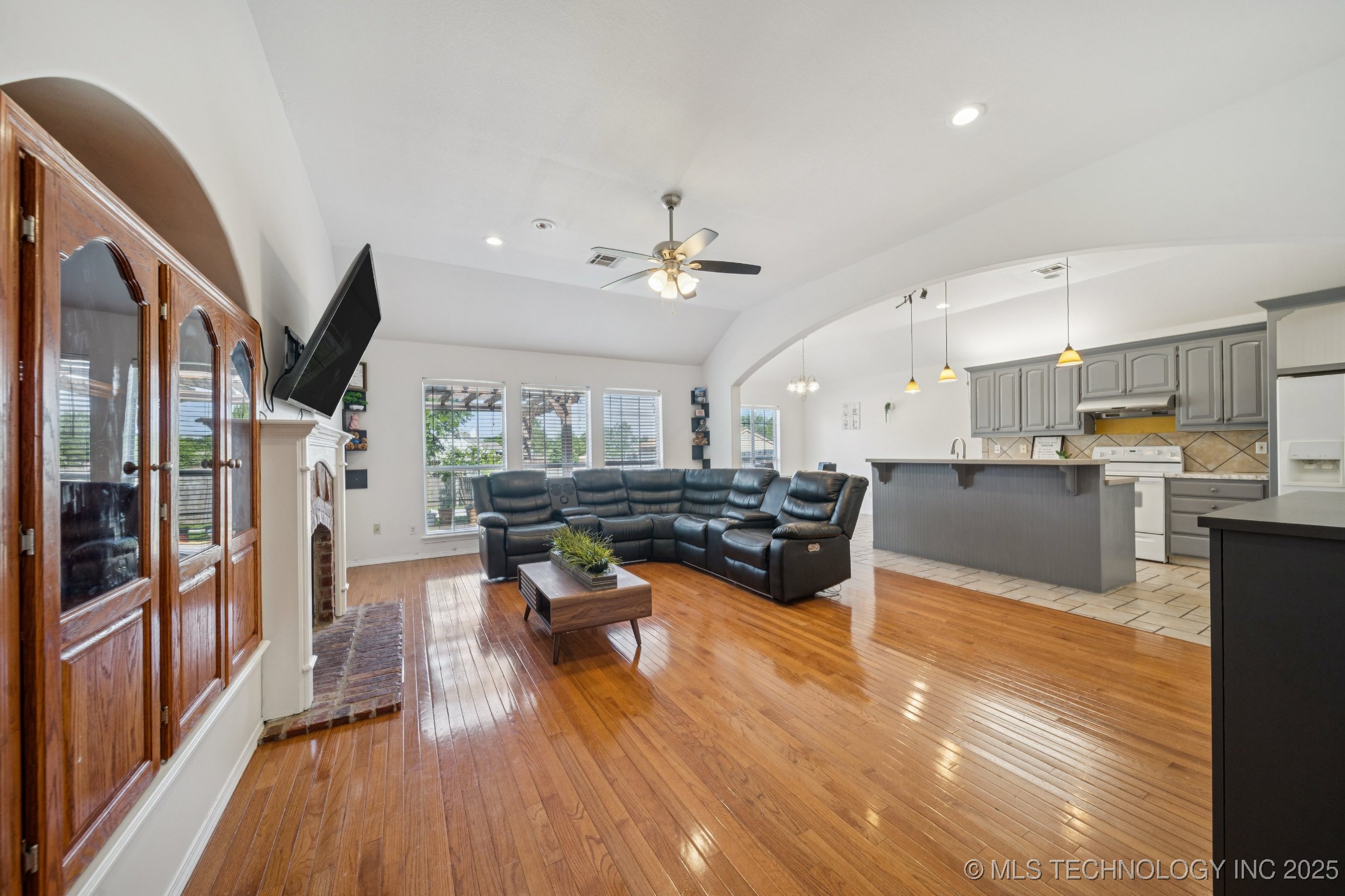 11920 S Holley Street Property Photo 5