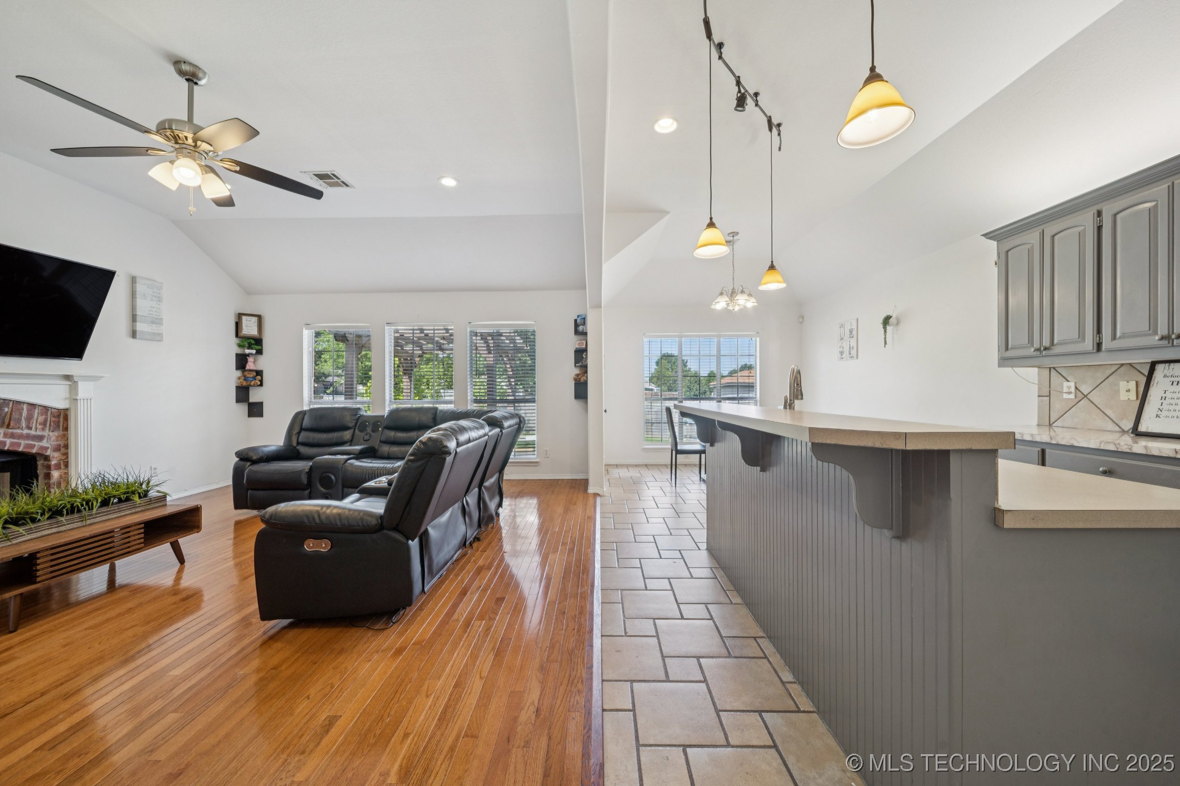 11920 S Holley Street Property Photo 6