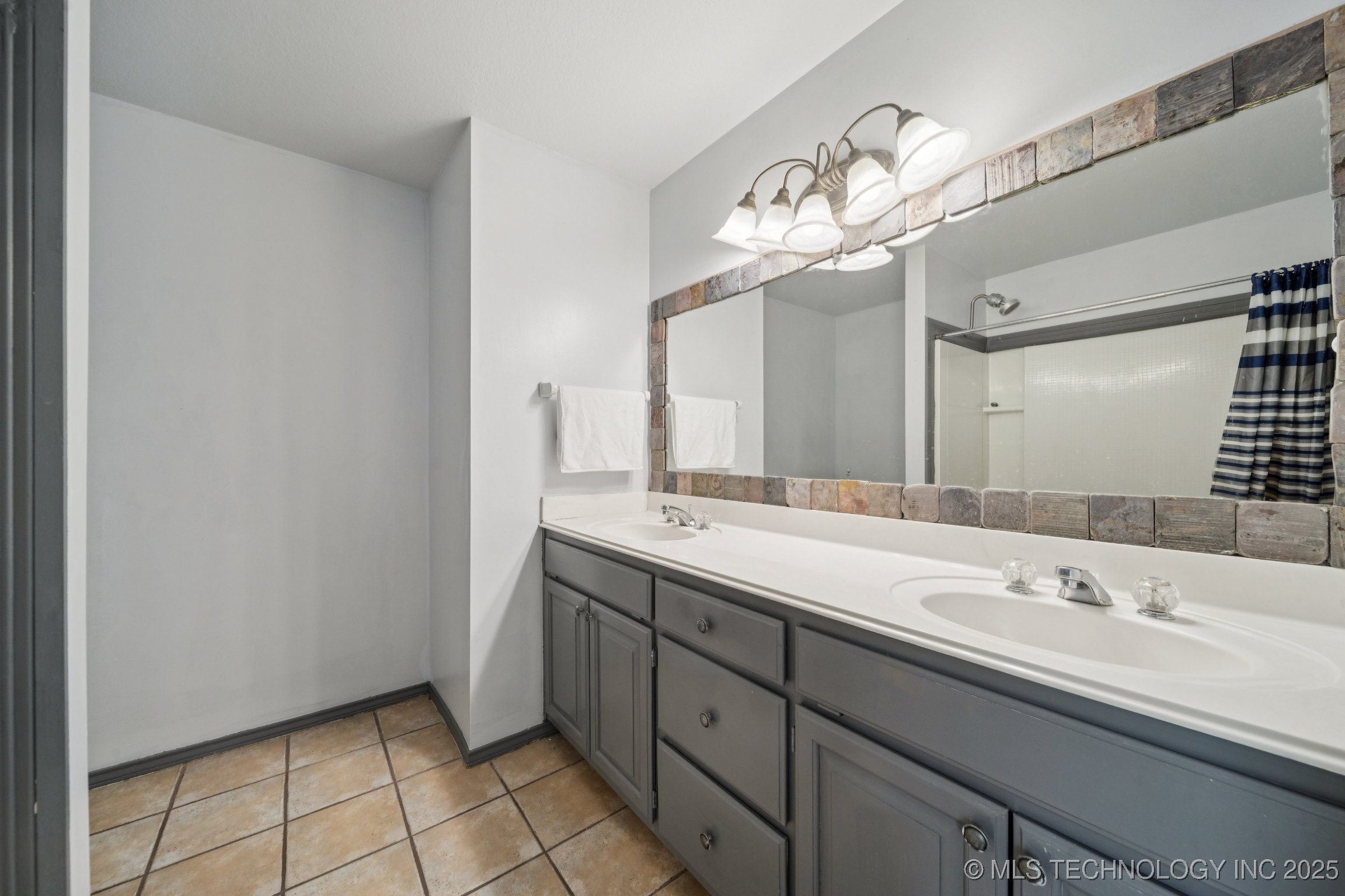 11920 S Holley Street Property Photo 22