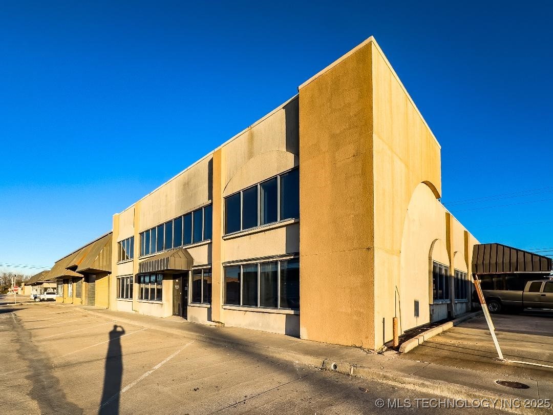 209 E Wyandotte Avenue Property Photo 3