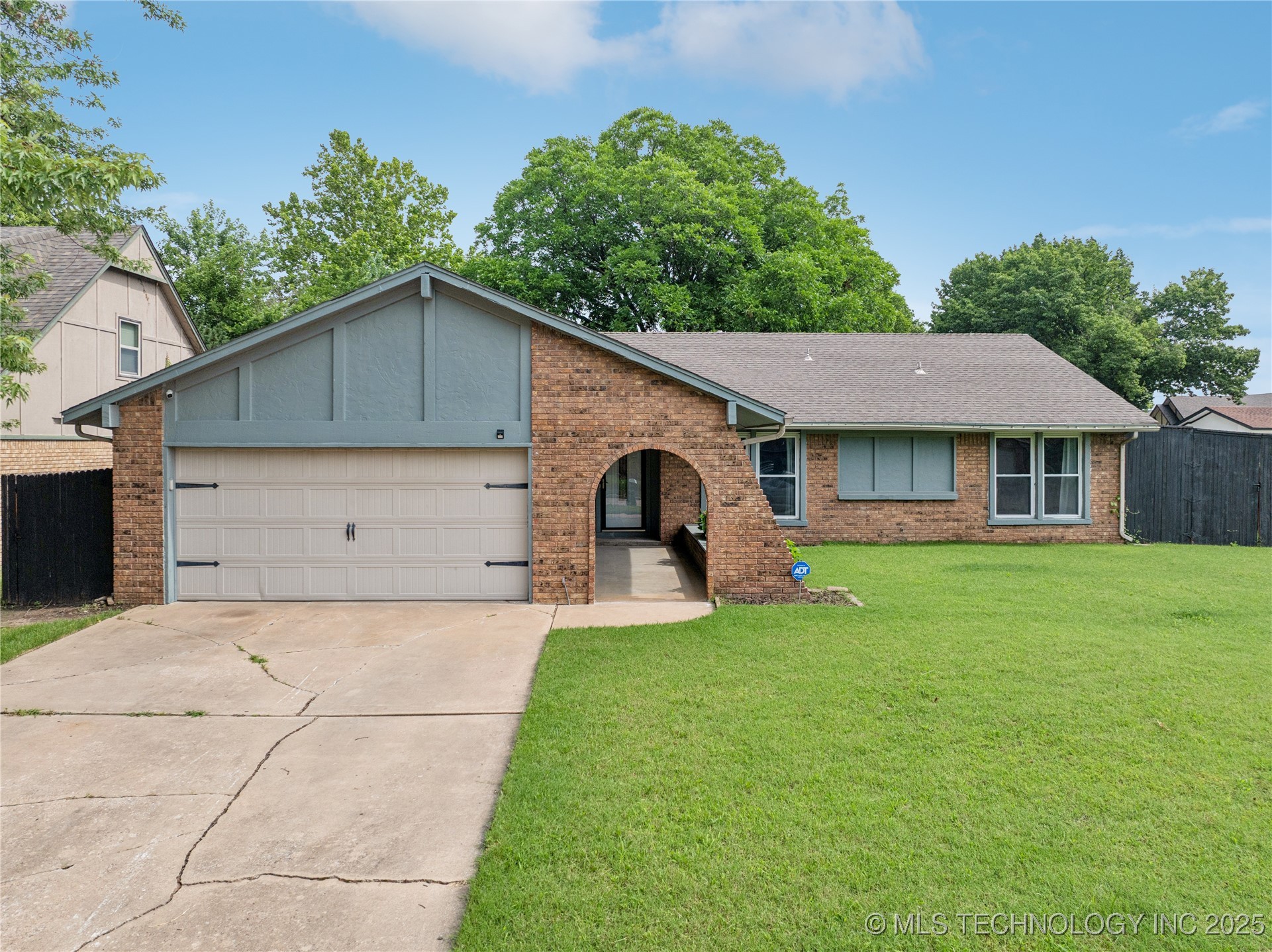 2208 W Louisville Street Property Photo