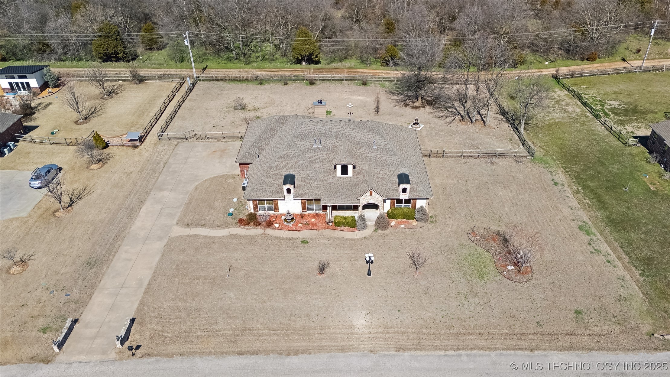 5135 E Hickory Bluff Drive Property Photo 2