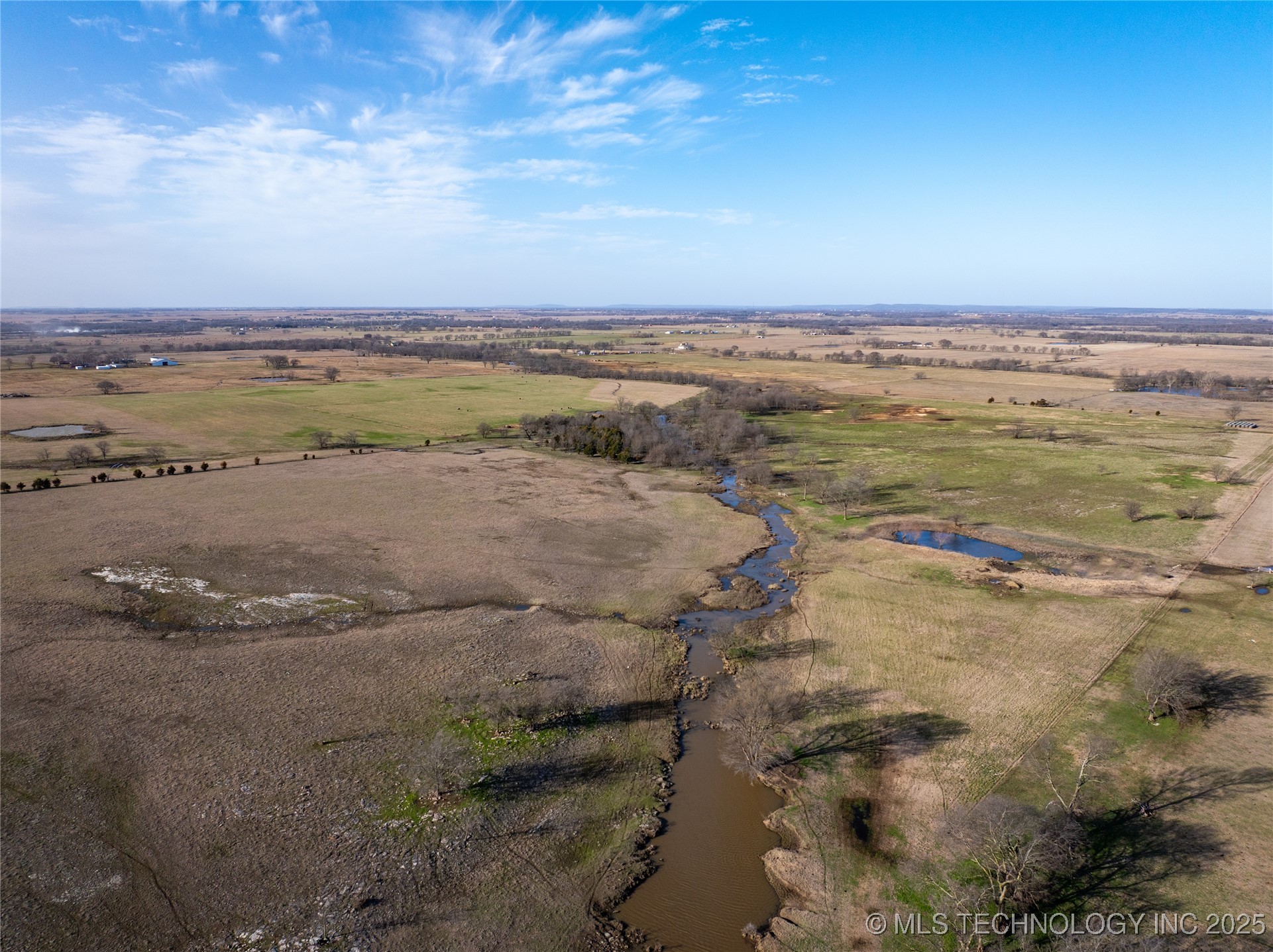 438505 E 370 Road Property Photo 1
