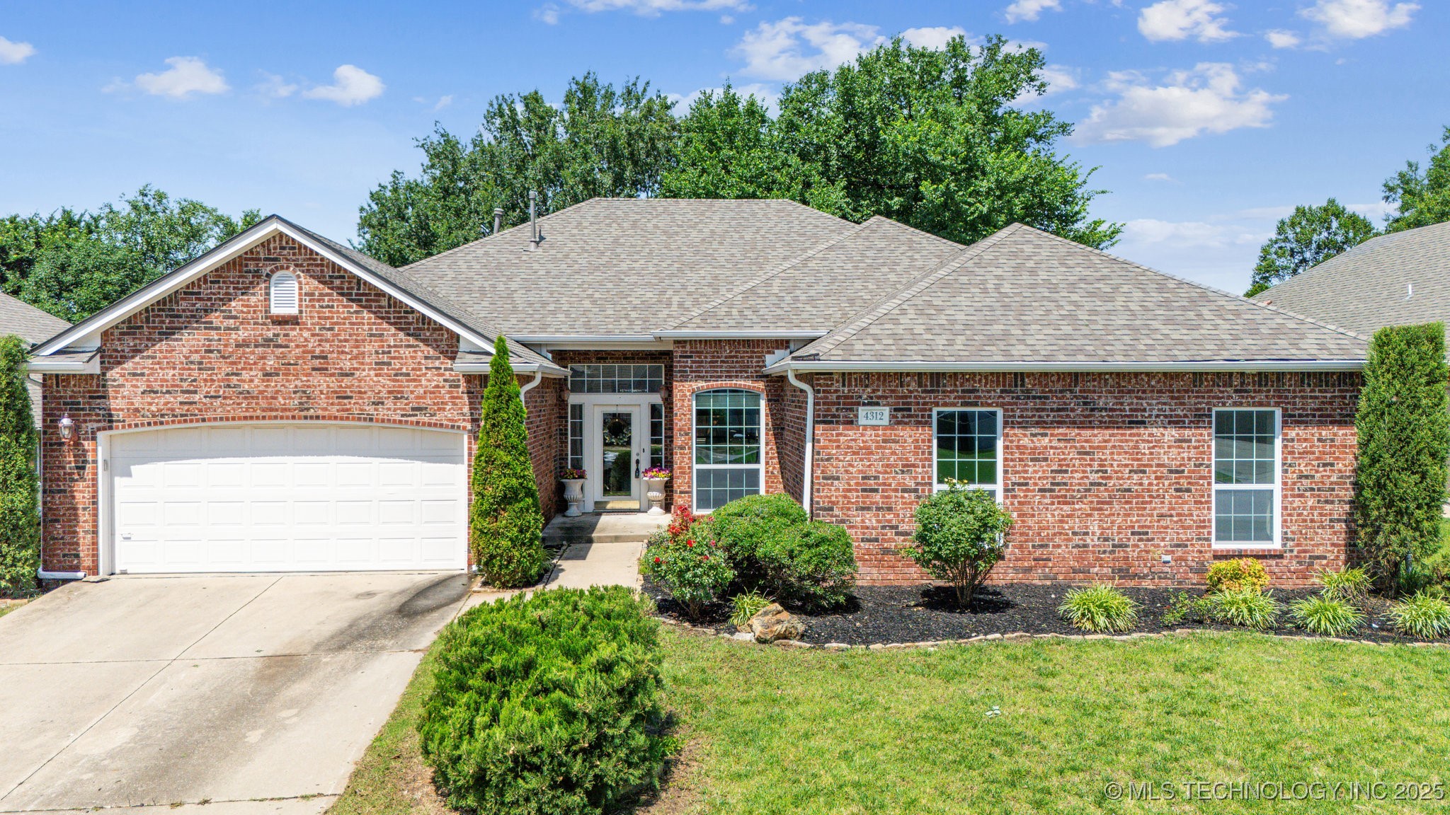 4312 S Redbud Avenue Property Photo 1