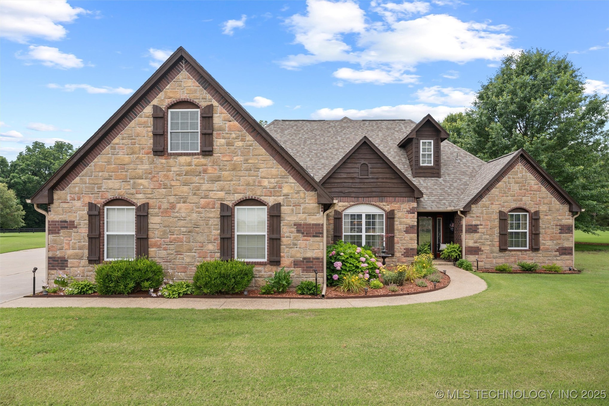 18 Longacre Drive Property Photo 1