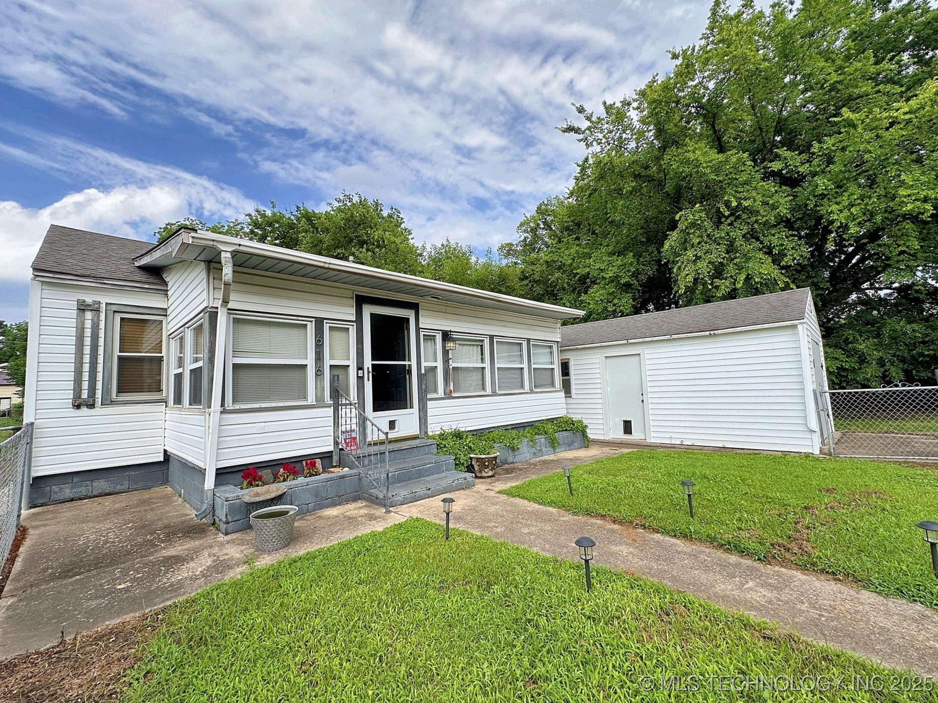 616 N Lee Street Property Photo 1