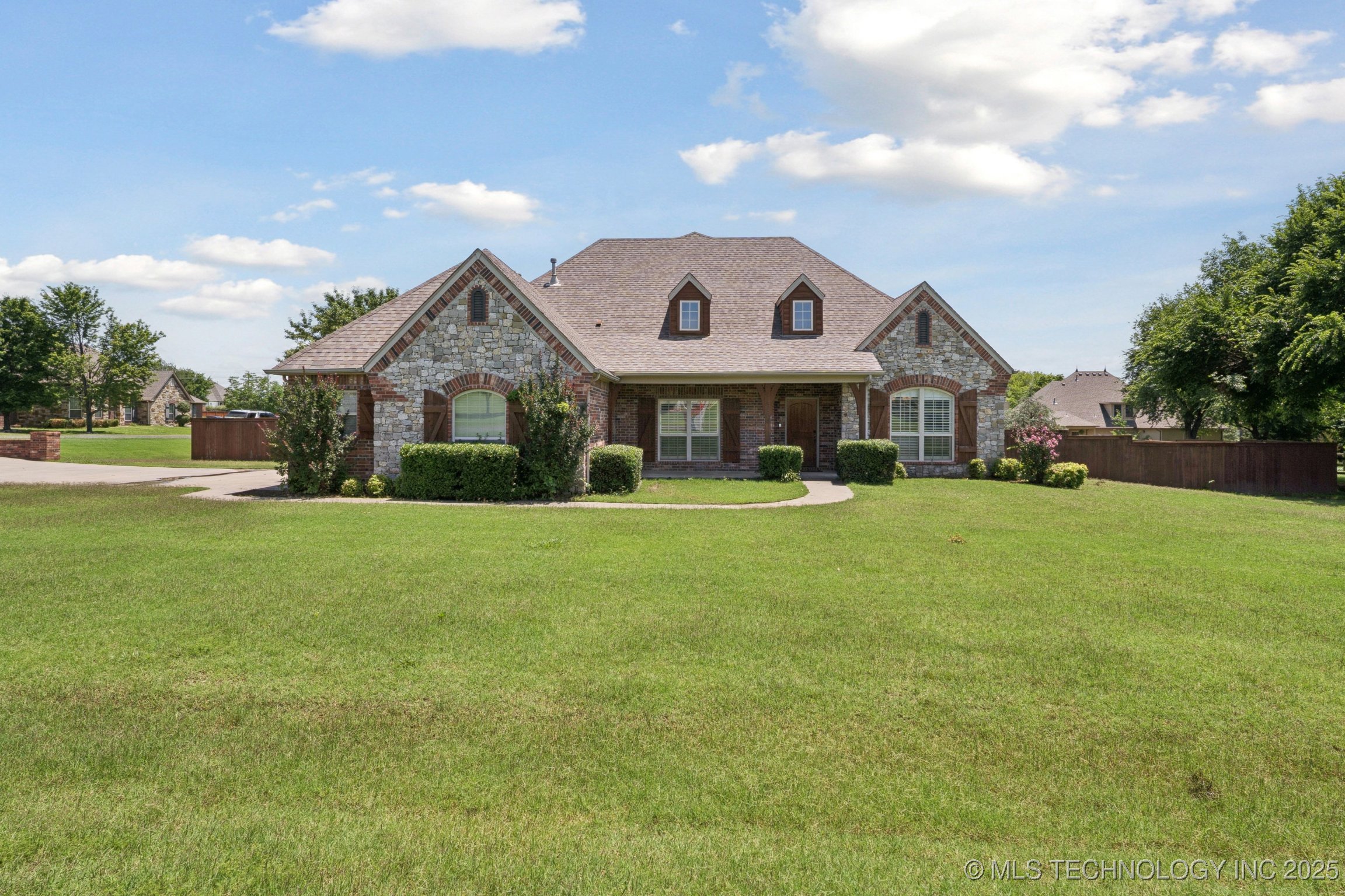 8483 N 68th East Avenue Property Photo 1