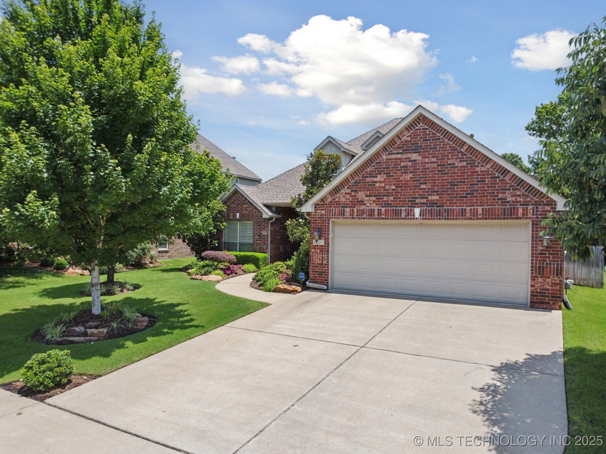 4205 N Narcissus Avenue Property Photo 1