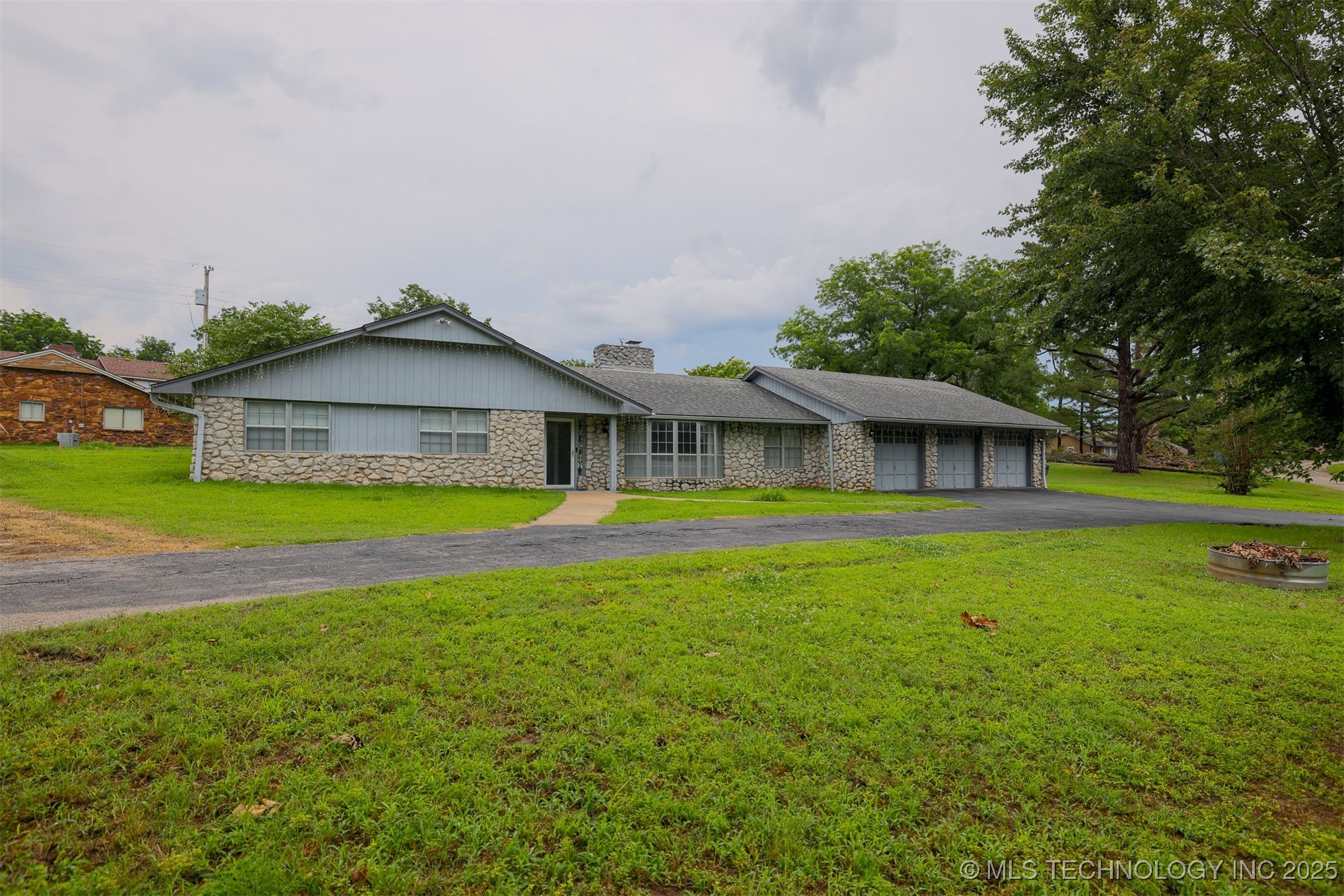 533 W Woodland Drive Property Photo 1