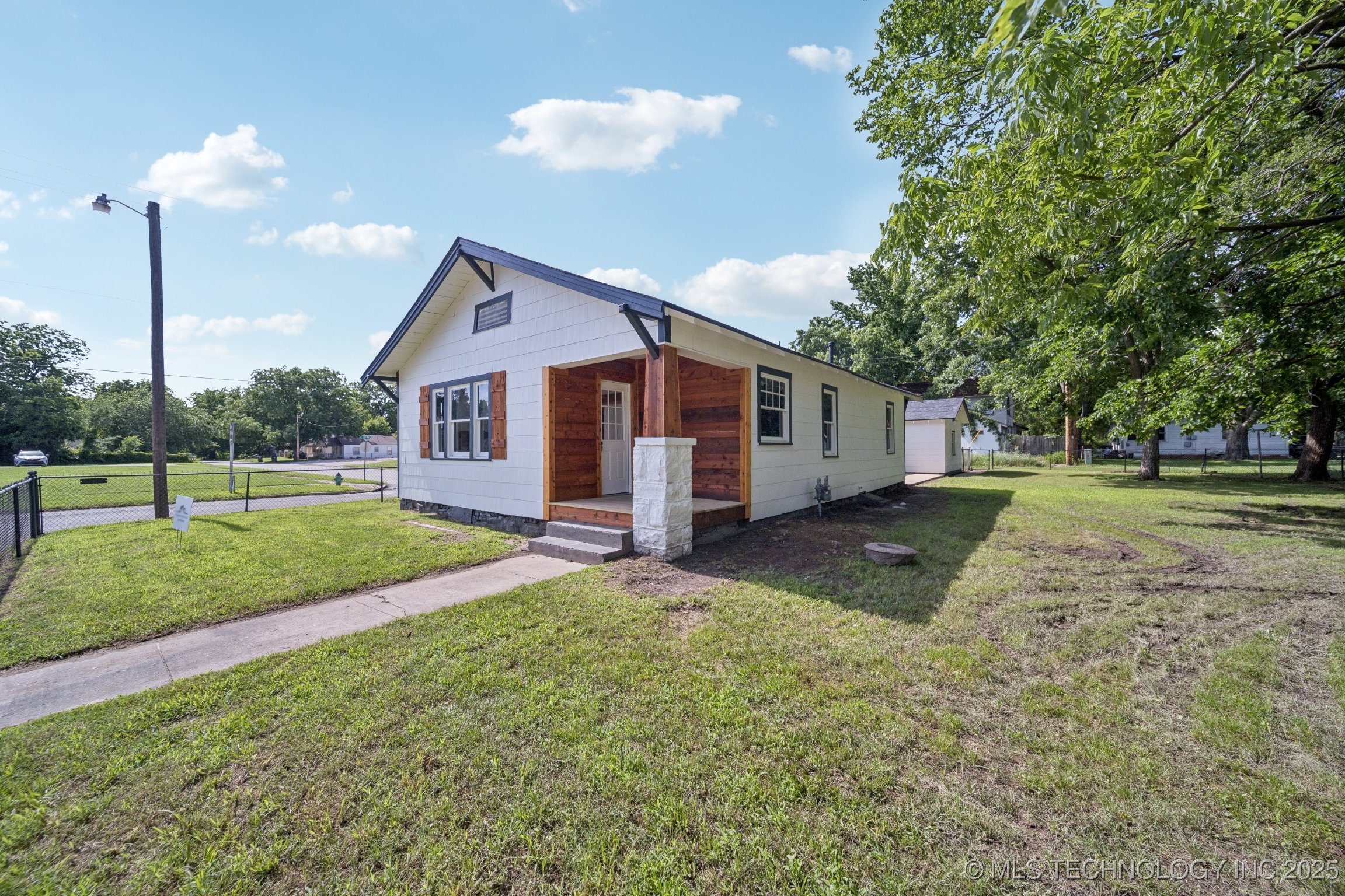 1119 W 7th Street Property Photo