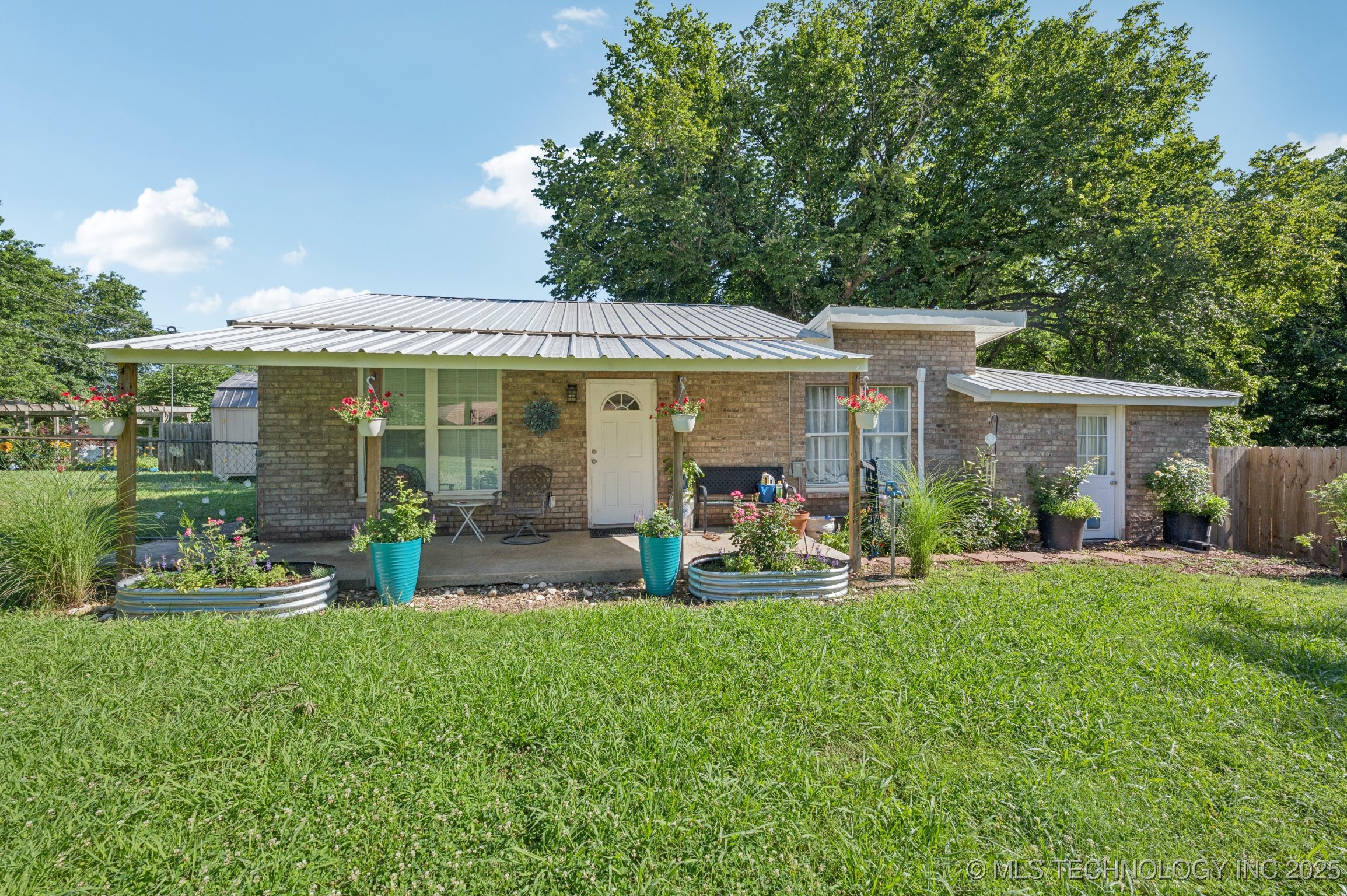 705 S E Street Property Photo 1