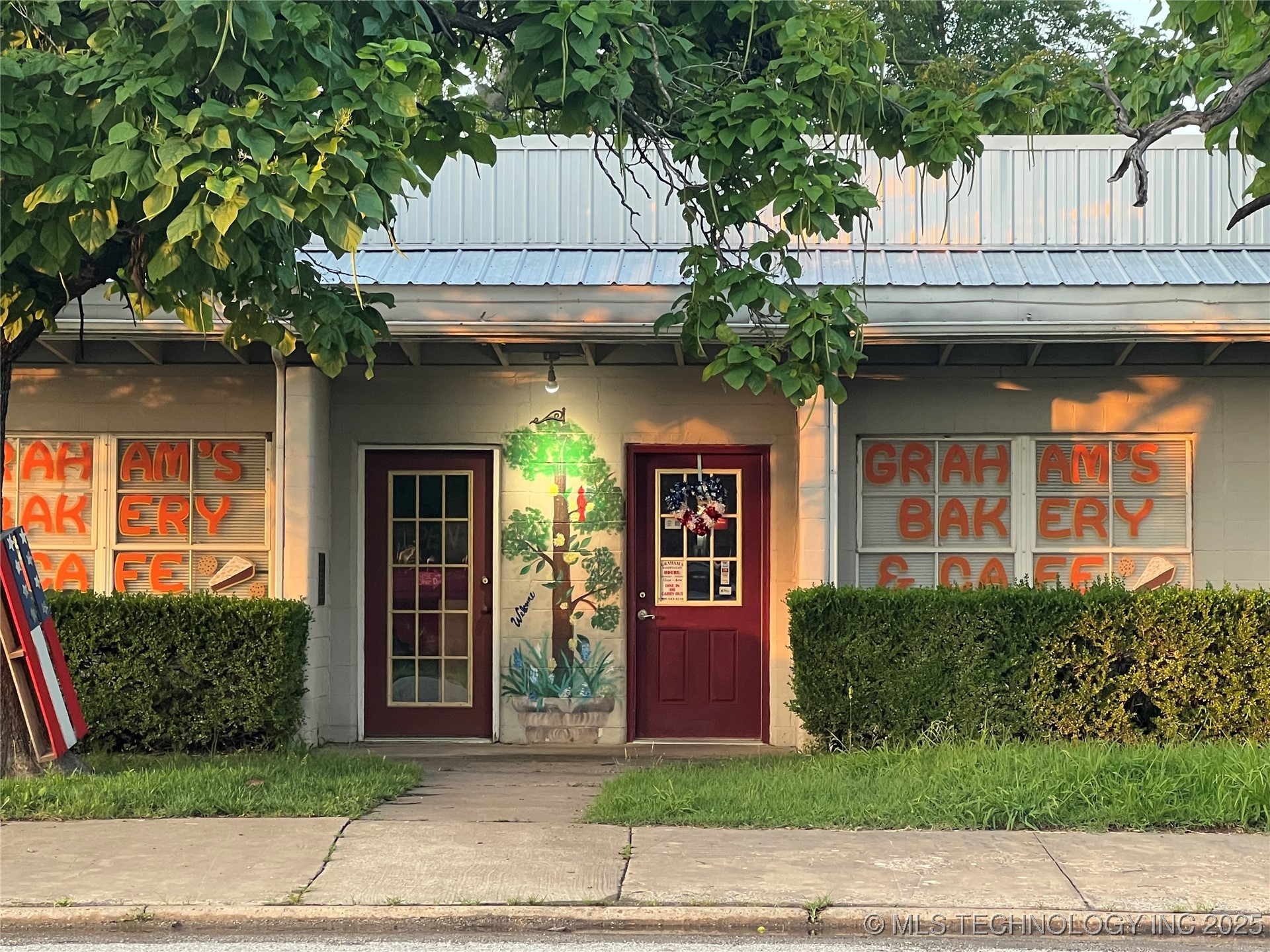 25 Broadway Street Property Photo