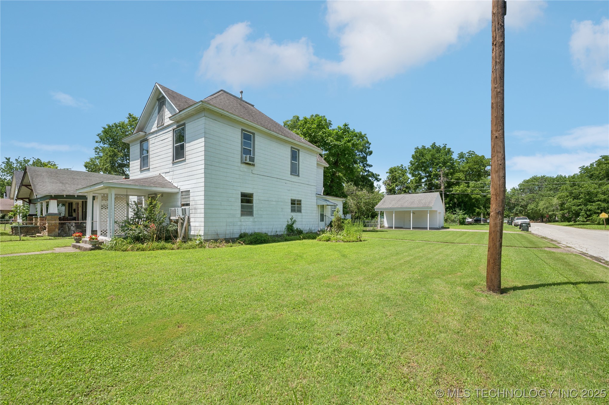 402 S Maple Street Property Photo