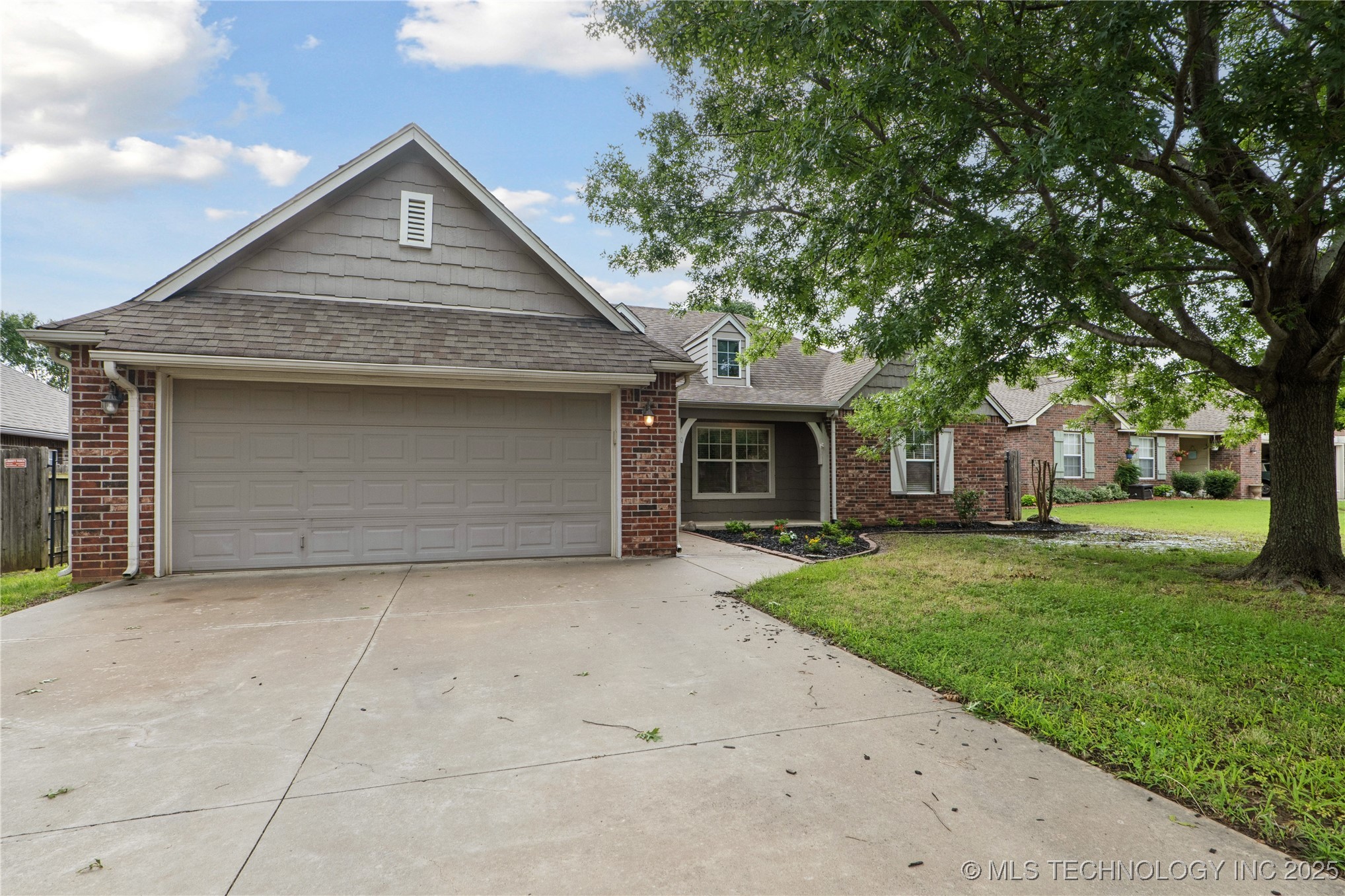 2110 S Javine Court Property Photo 1