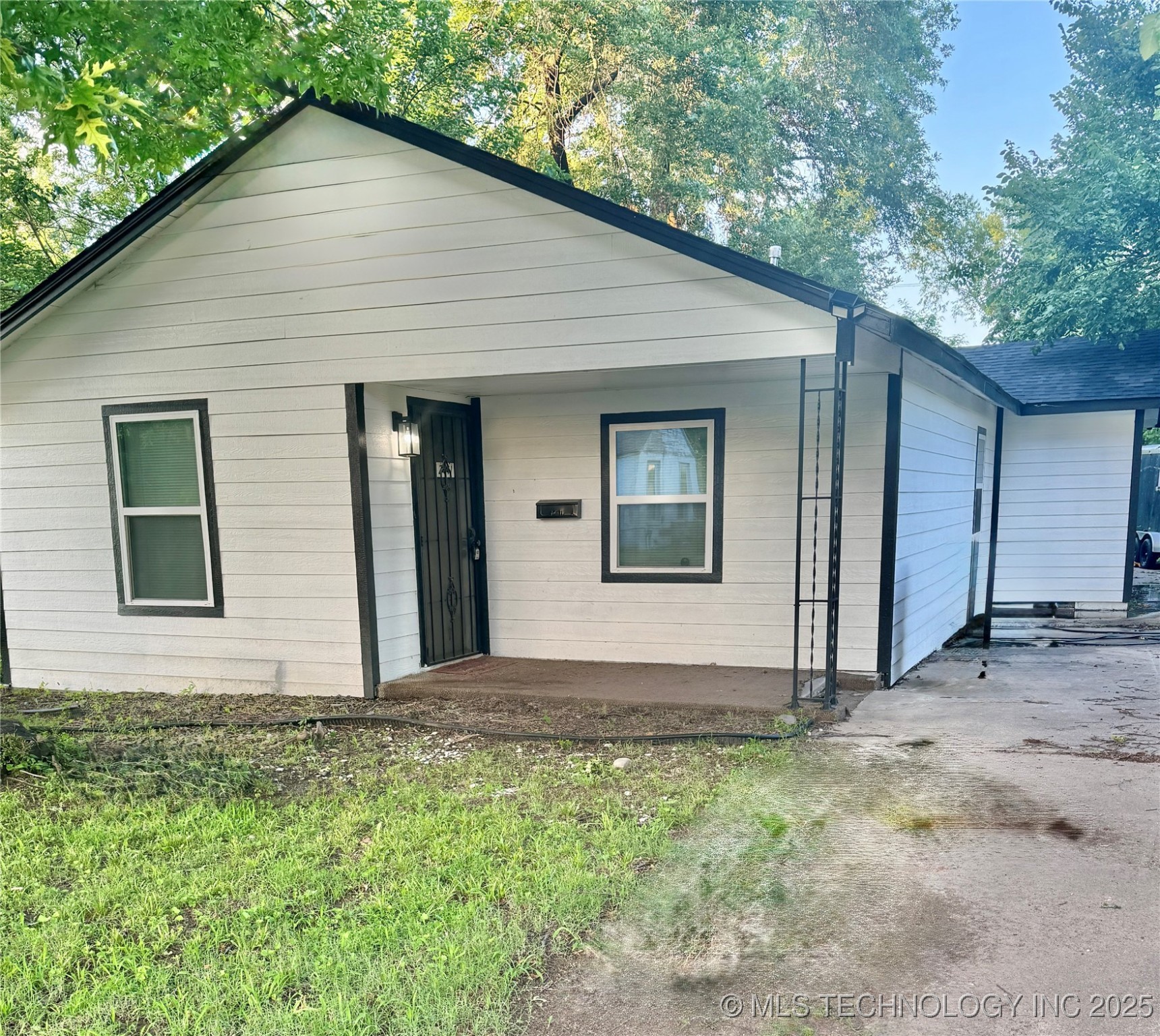 2611 N Trenton Avenue Property Photo 1