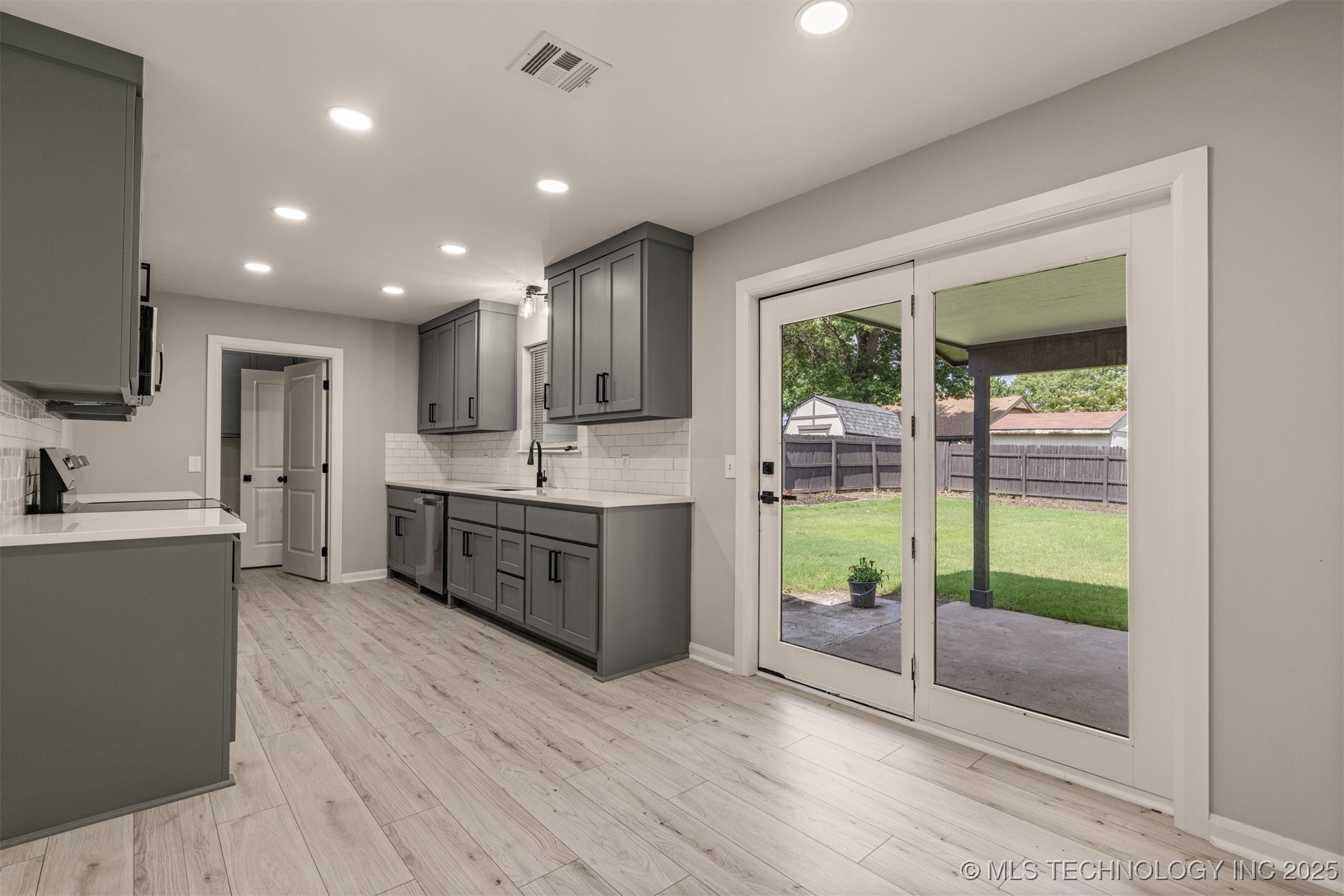 9421 S 69th East Avenue Property Photo 27