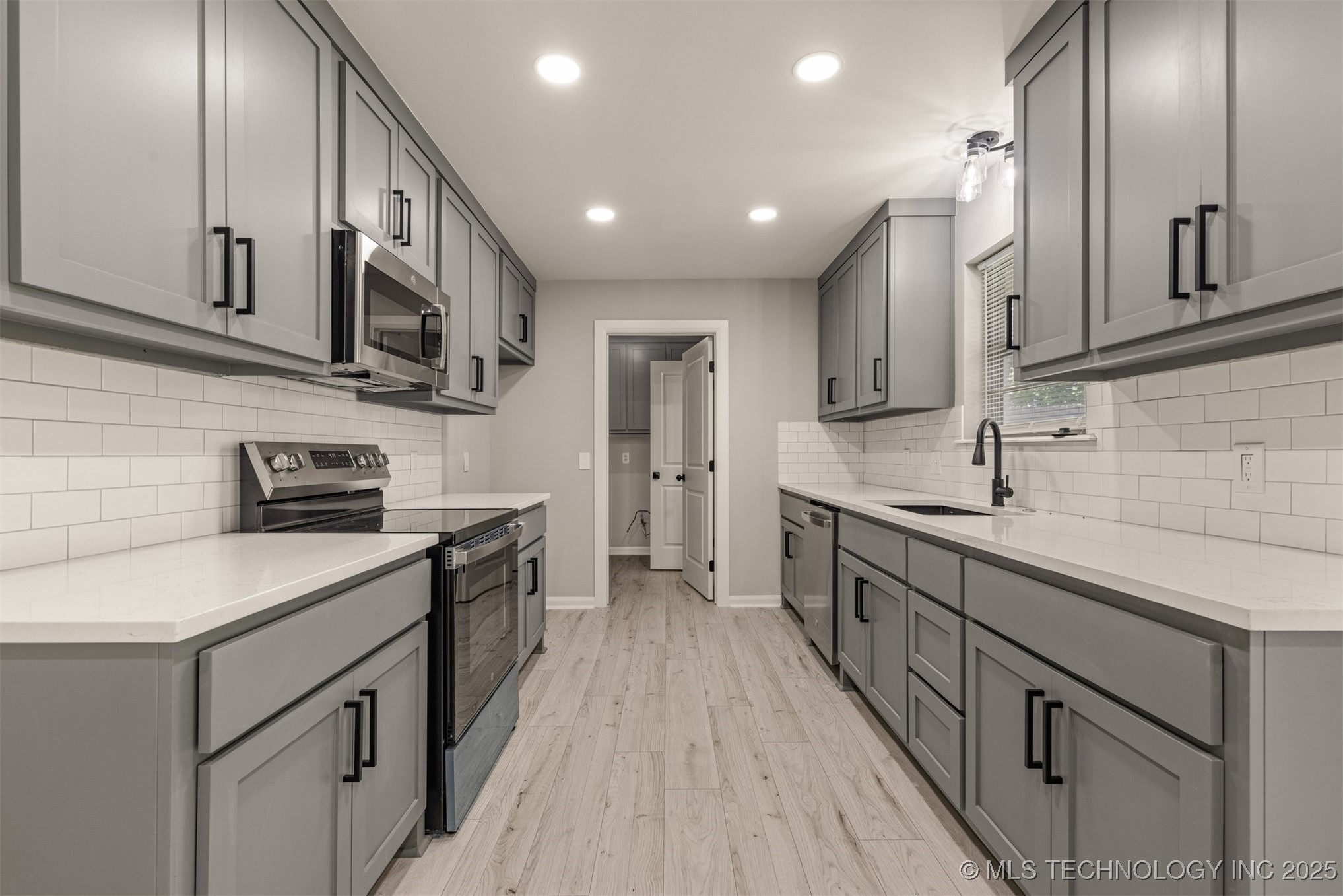 9421 S 69th East Avenue Property Photo 29