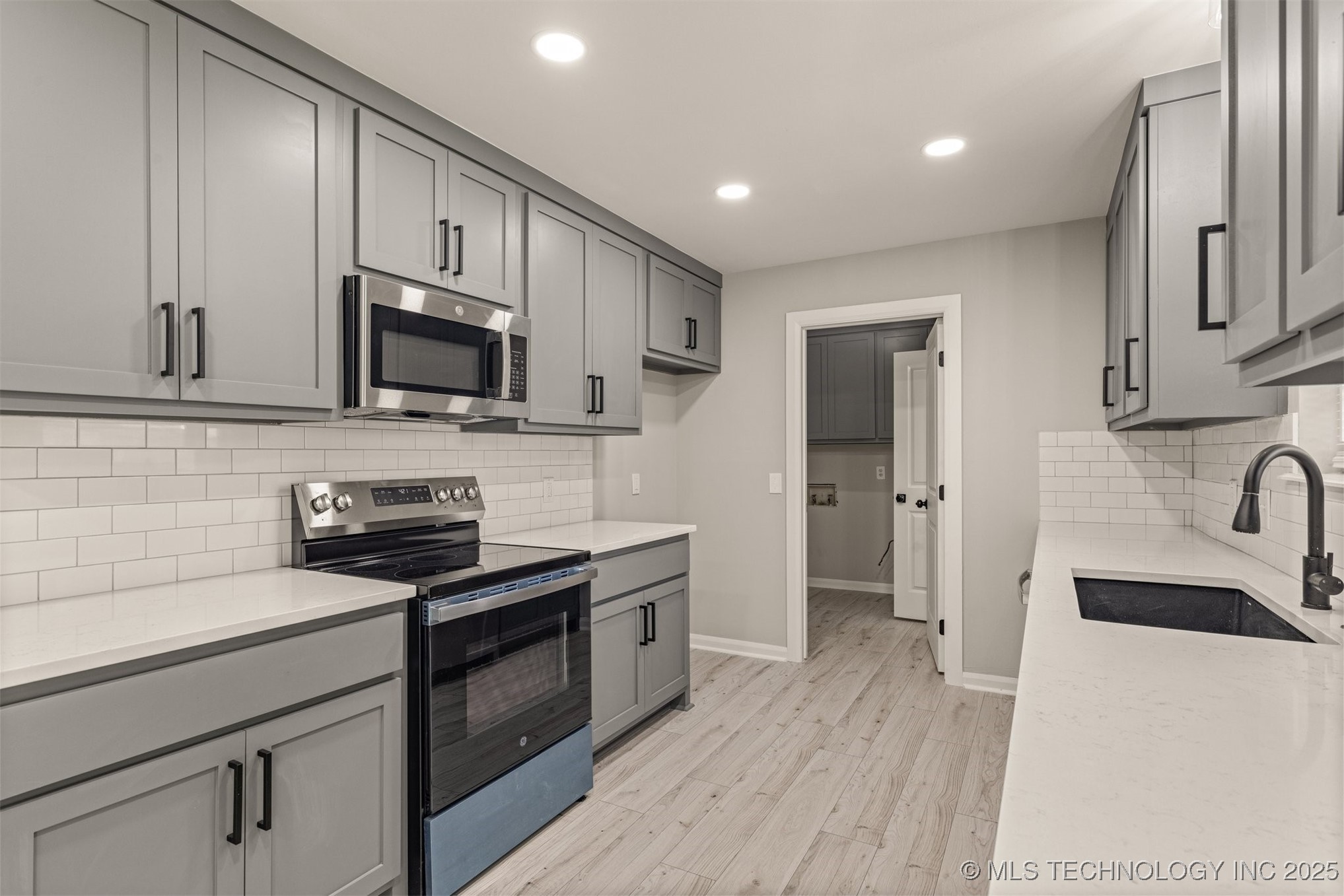 9421 S 69th East Avenue Property Photo 31