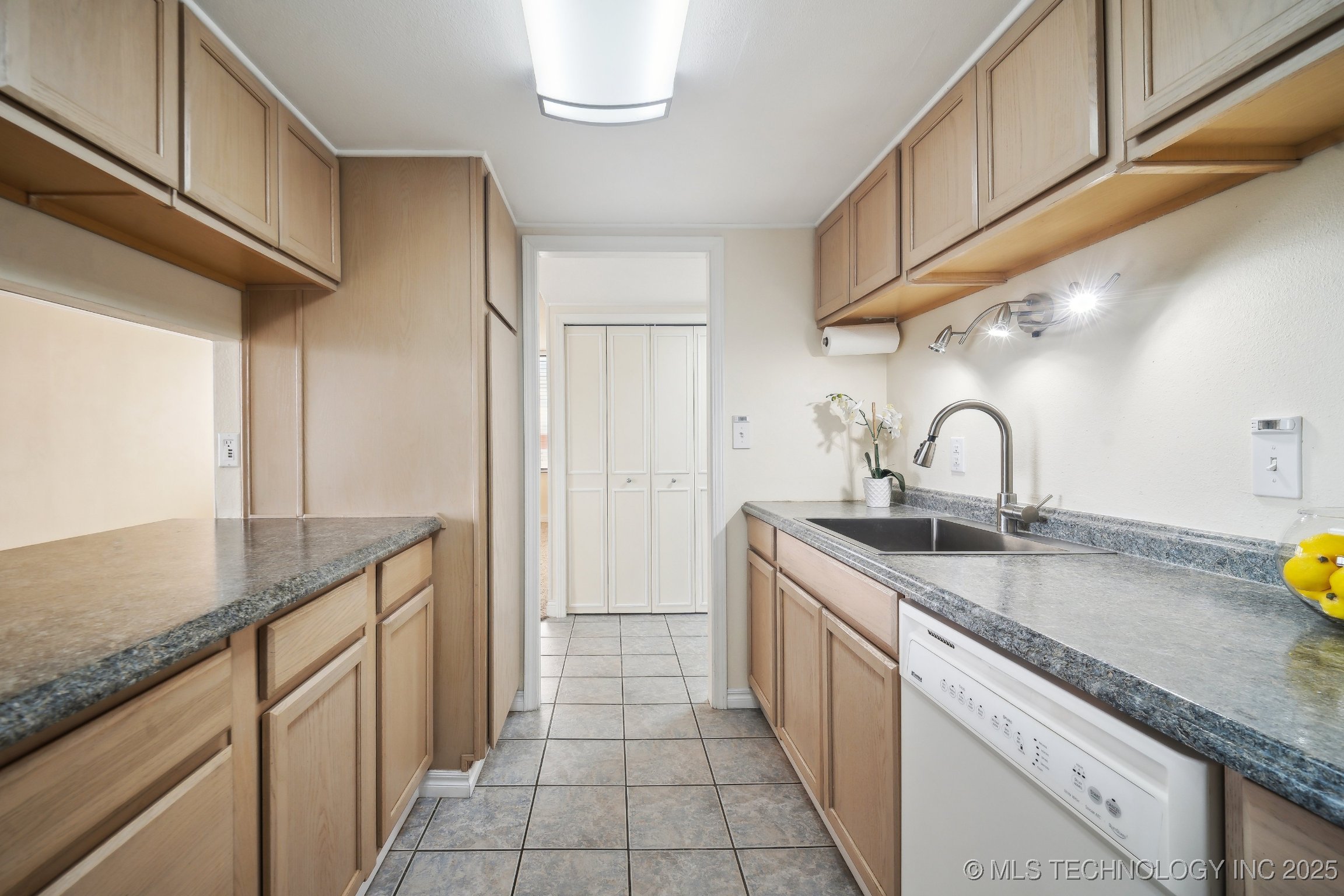 450 W 7th Street #908 Property Photo 18