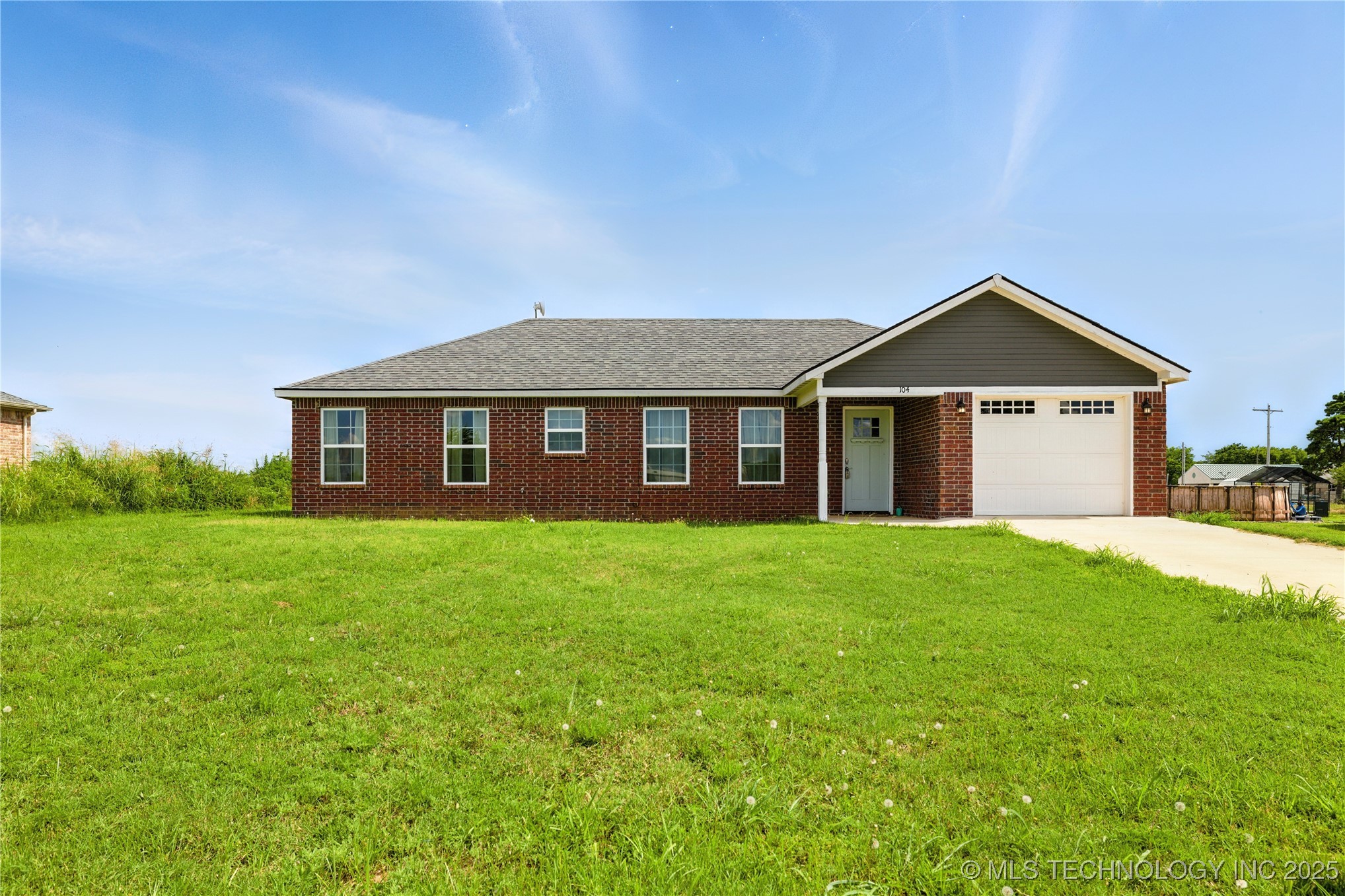 104 E Petty Drive Property Photo 1