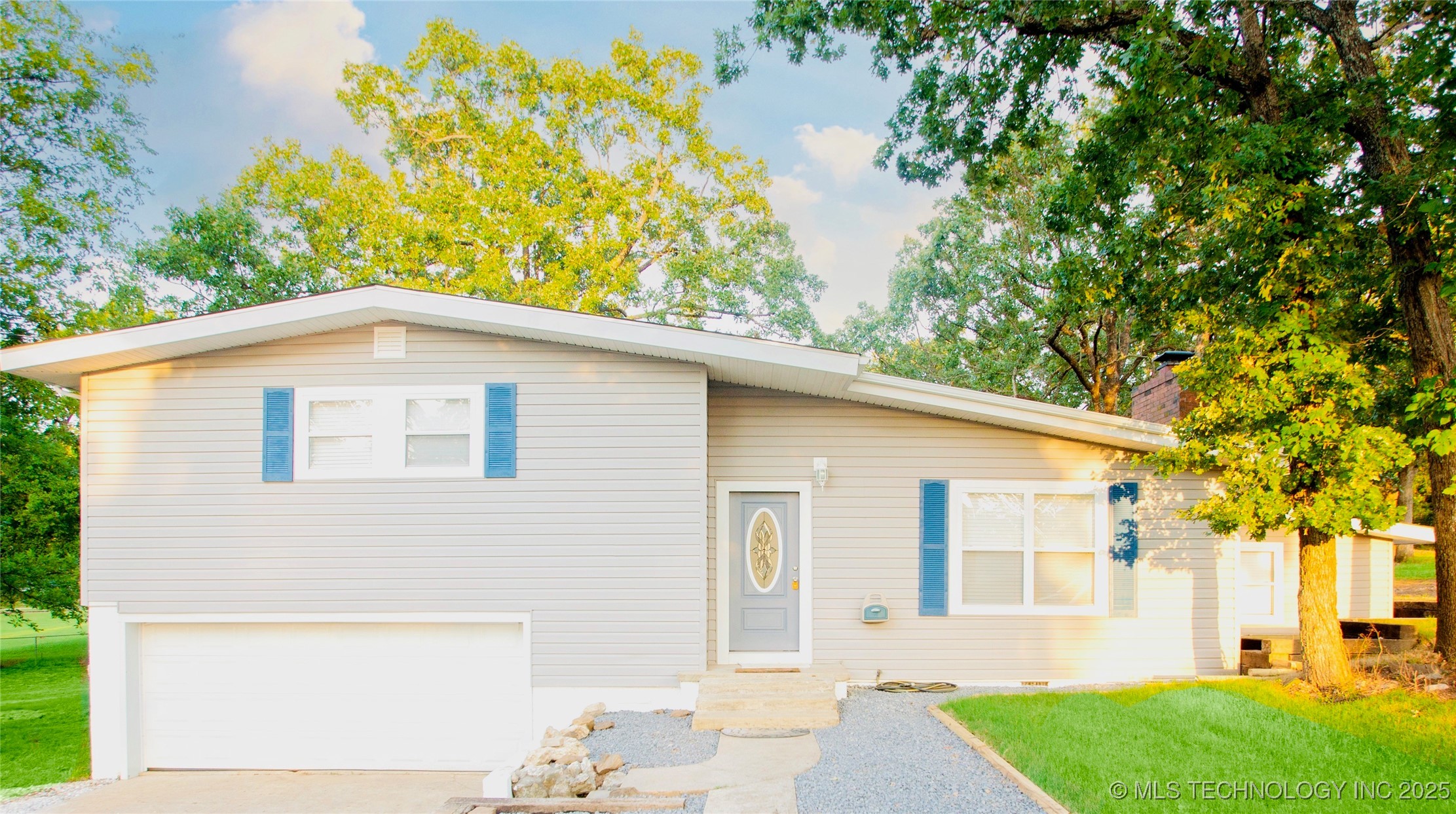 416434 Lakeside Property Photo 1