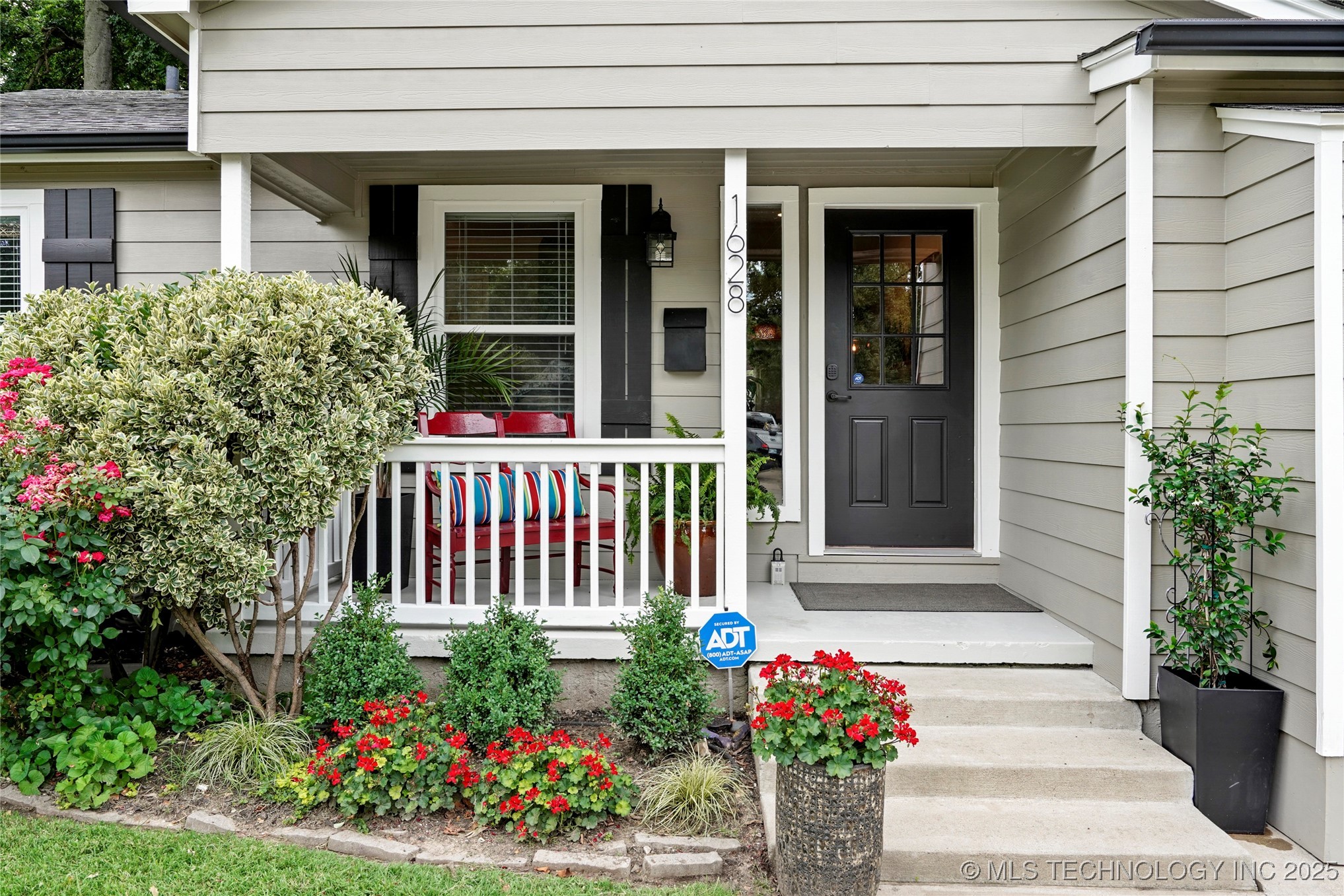 1628 E 45th Place Property Photo 3