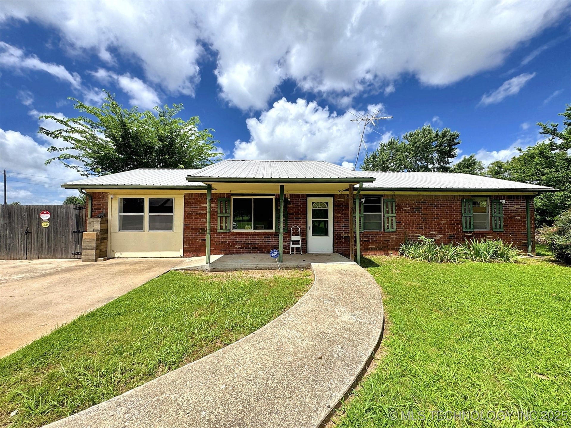 17564 W Grandview Drive Property Photo 1