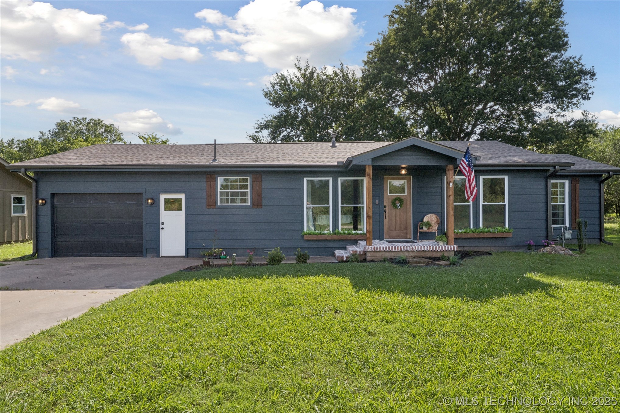 15915 N 252 Road Property Photo 1