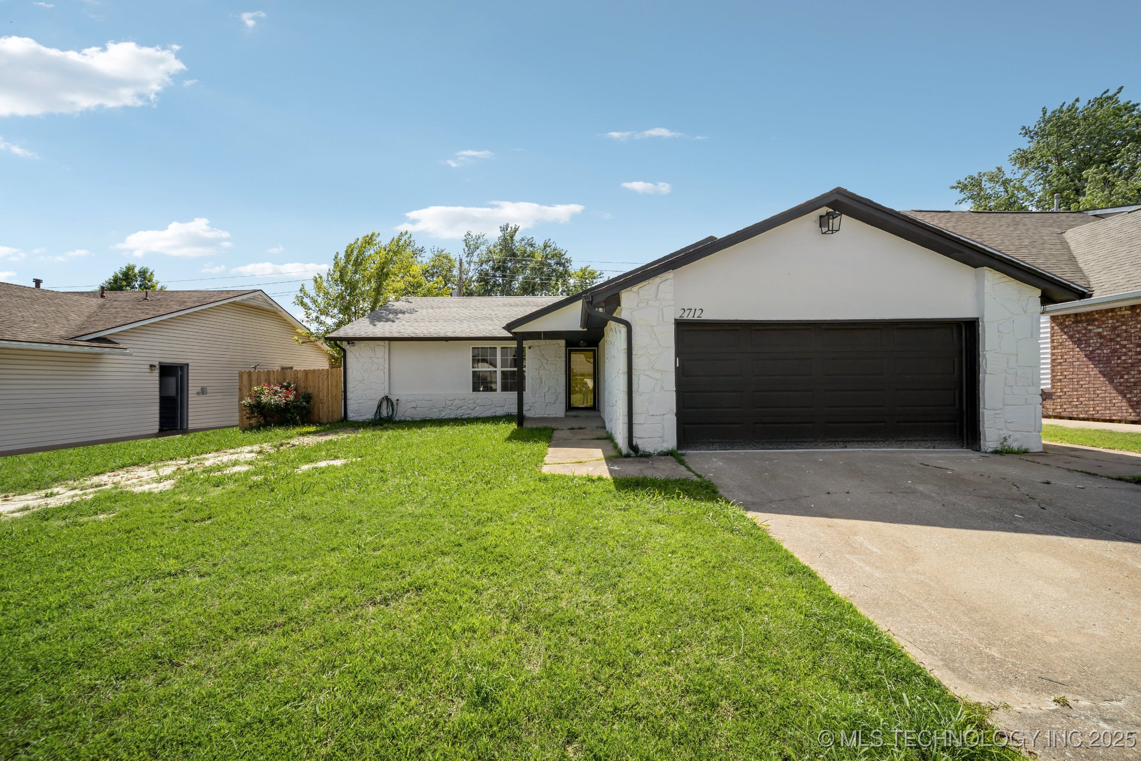2712 S Fir Avenue Property Photo 1