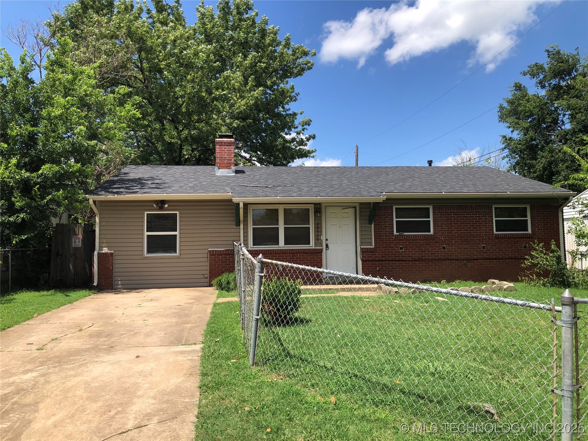 20529 E 4th Street Property Photo 1