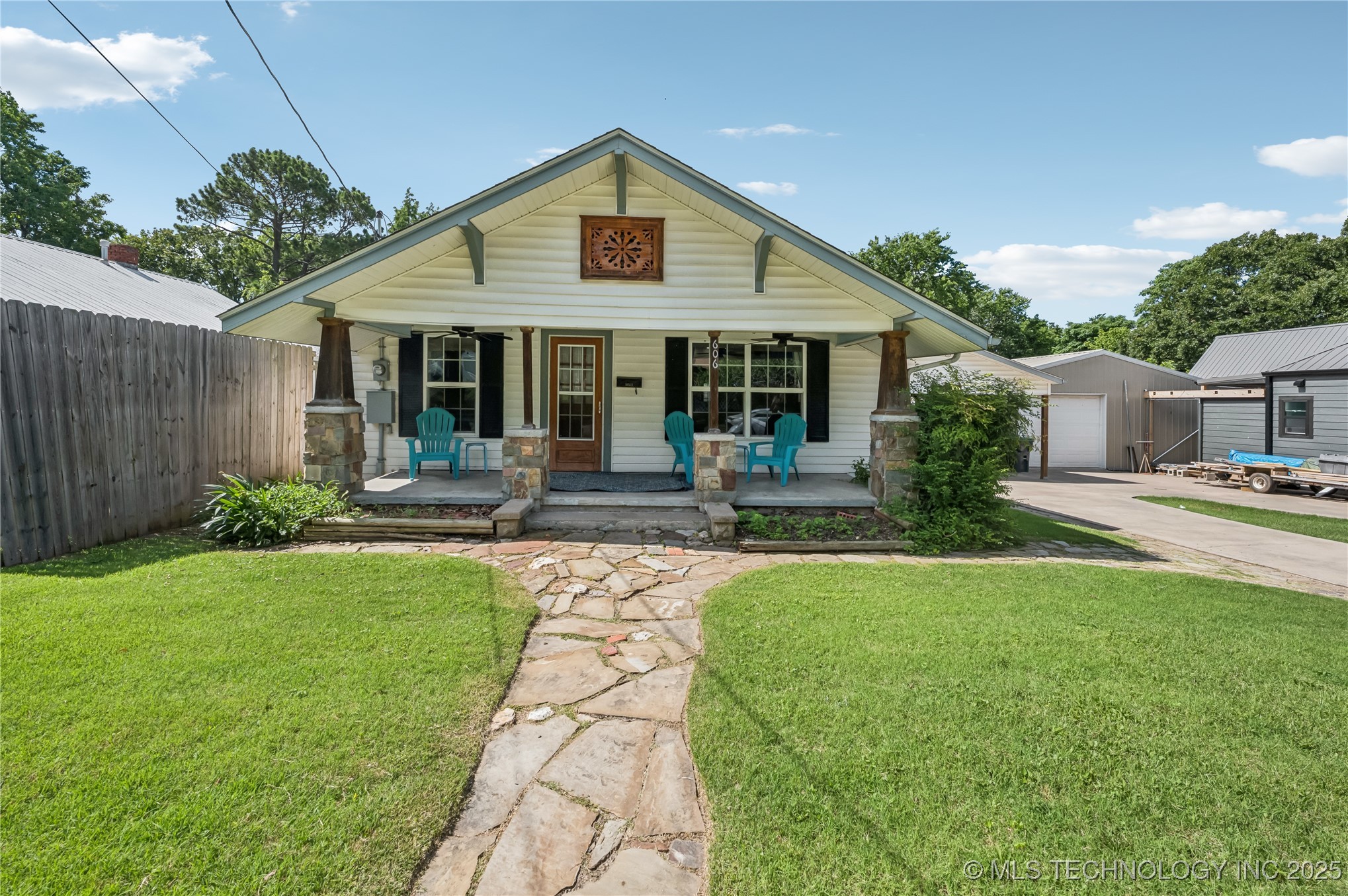 606 Goingsnake Street Property Photo 1