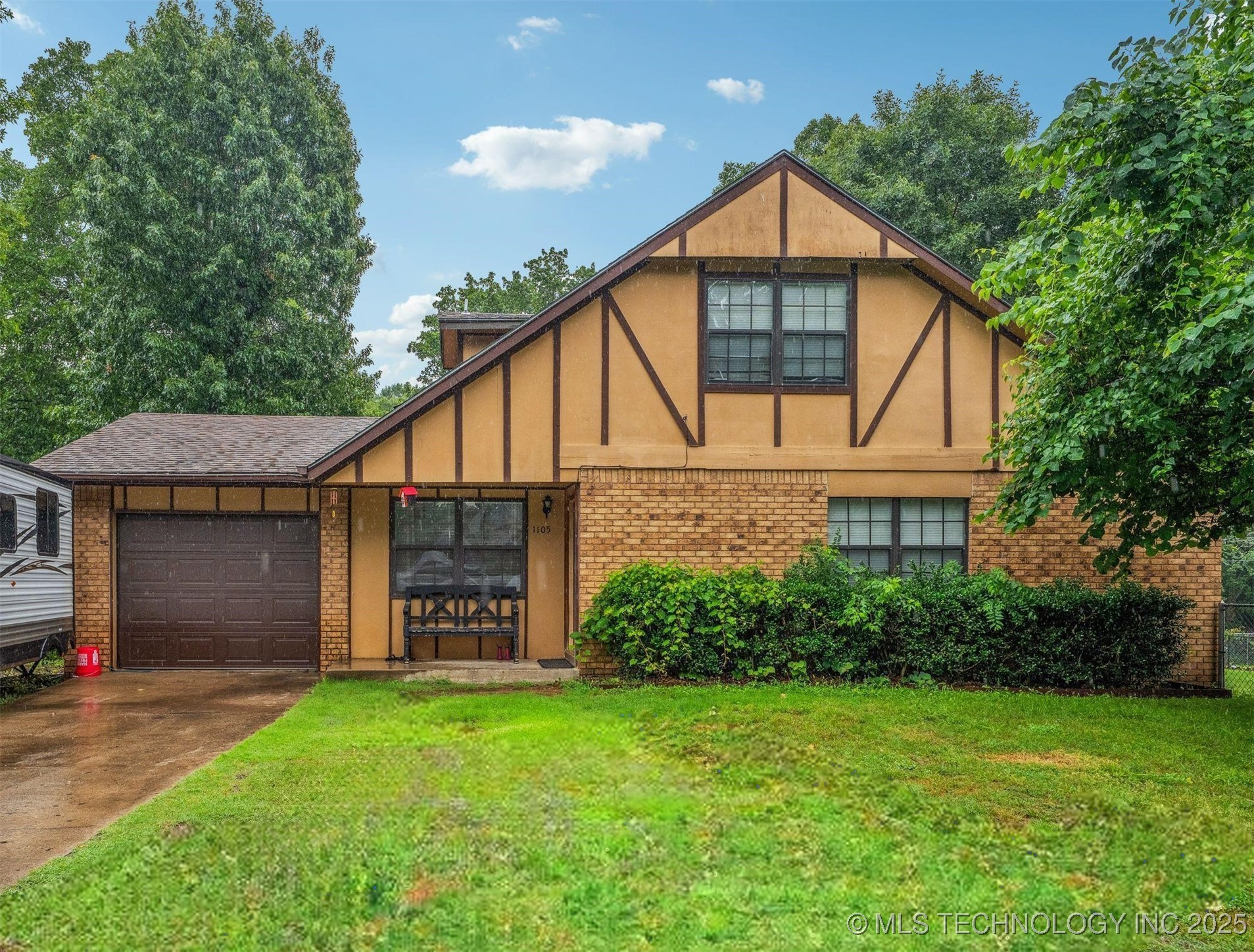 1105 S Maple Avenue Property Photo 1