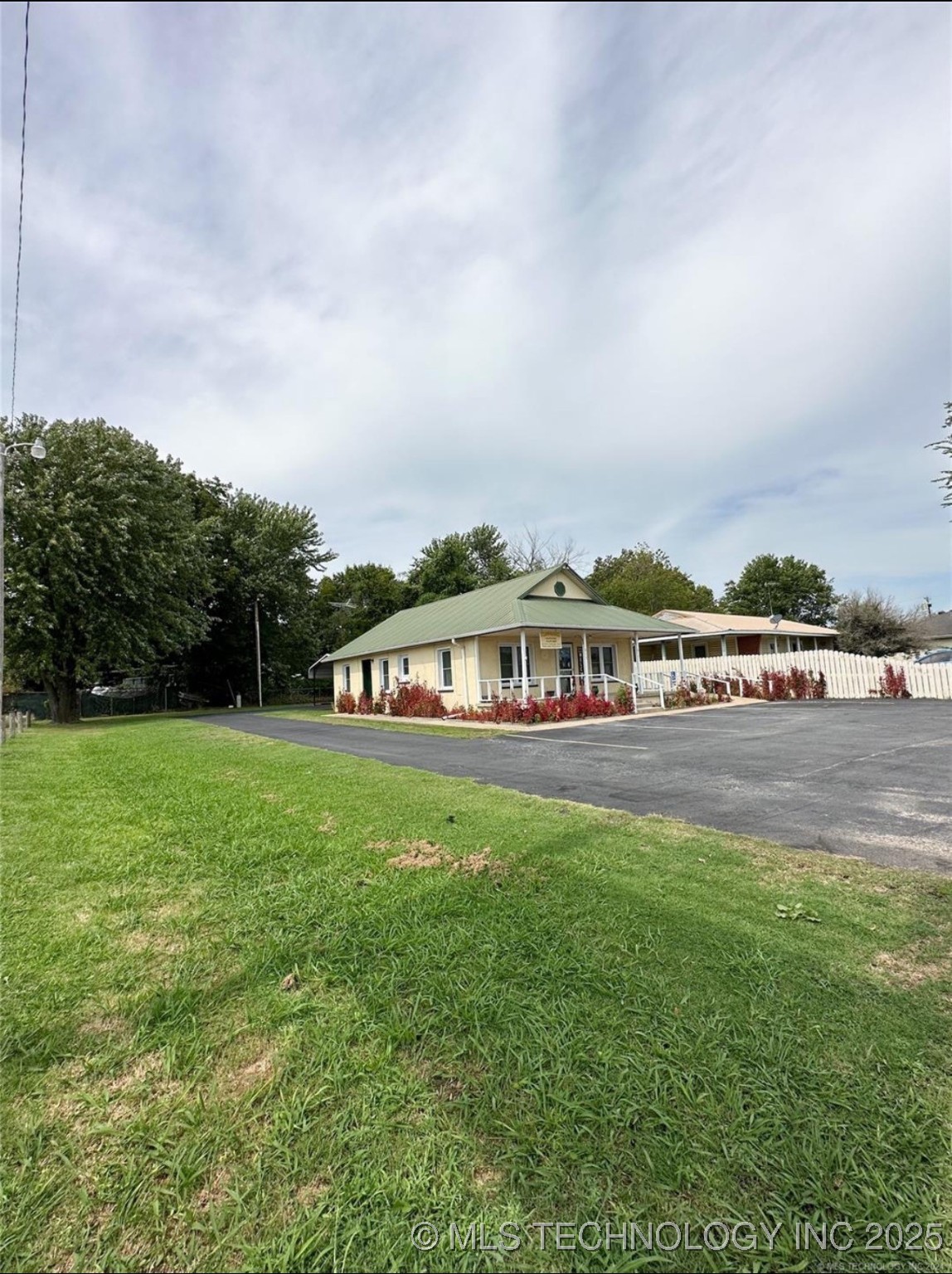 615 S Broadway Street Property Photo 2