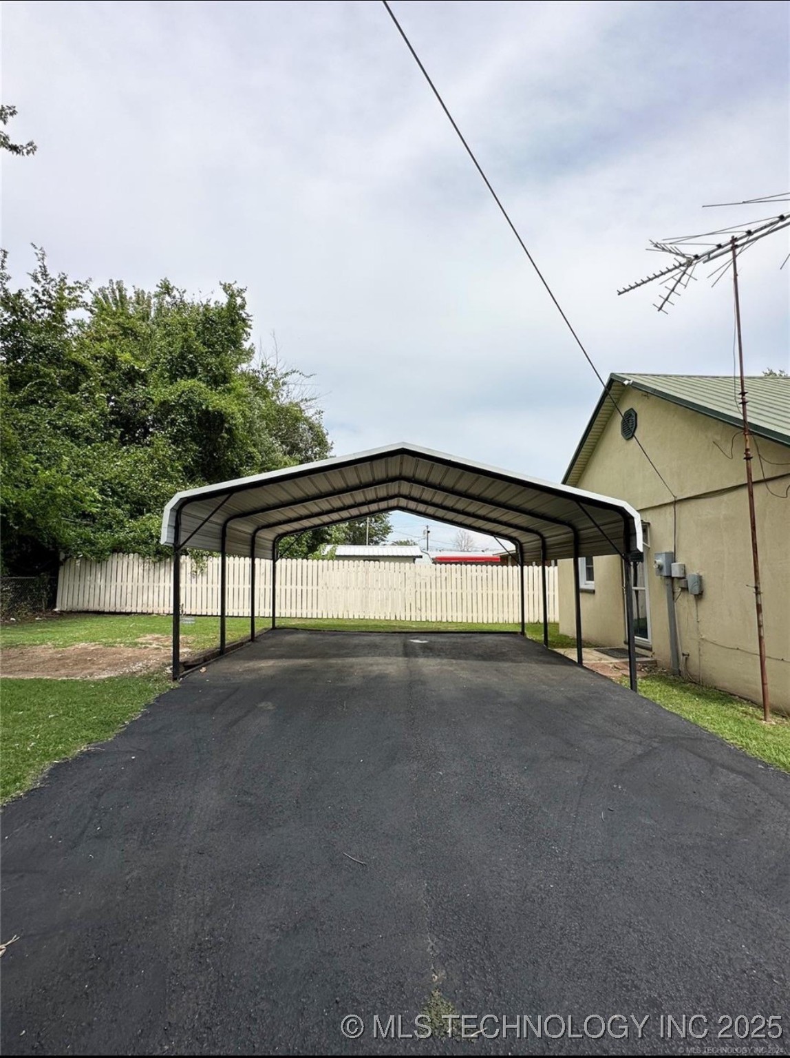 615 S Broadway Street Property Photo 3