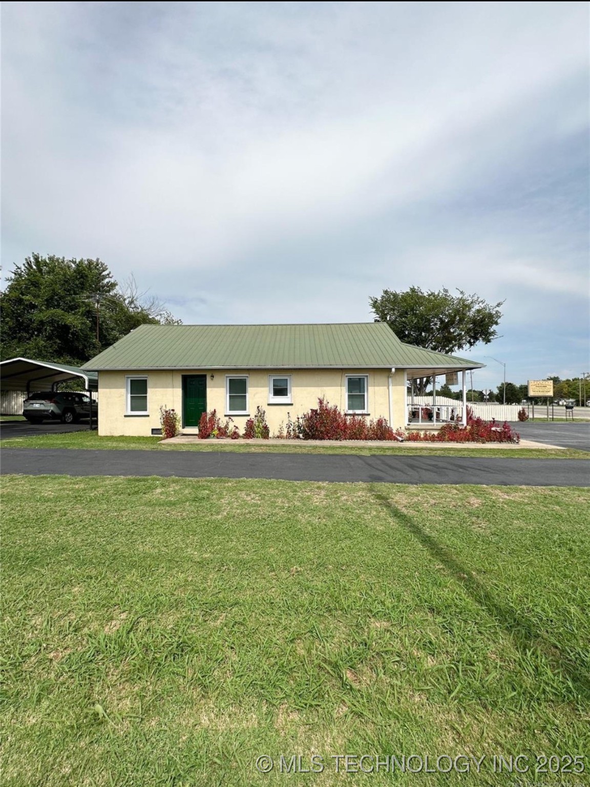 615 S Broadway Street Property Photo 5