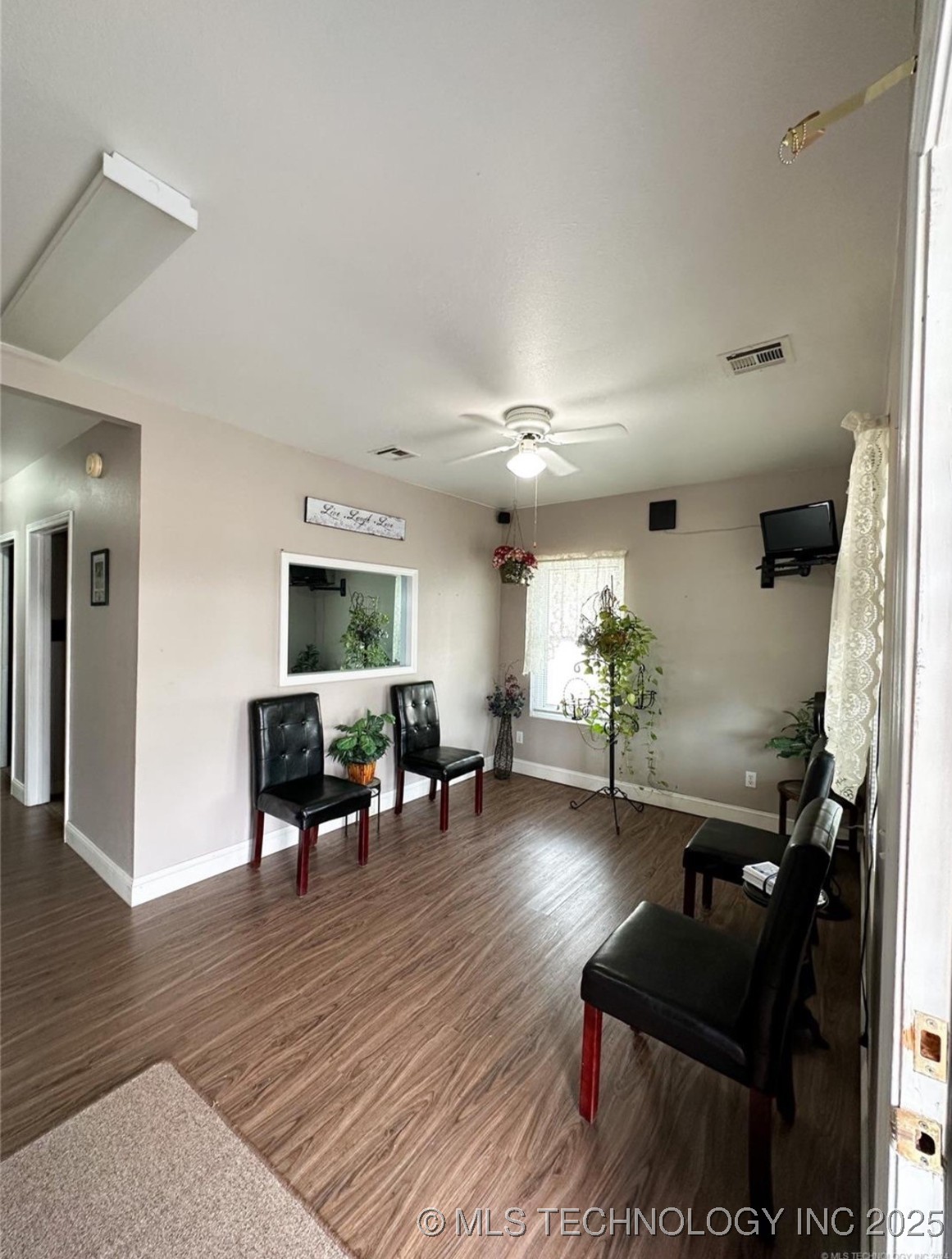 615 S Broadway Street Property Photo 8