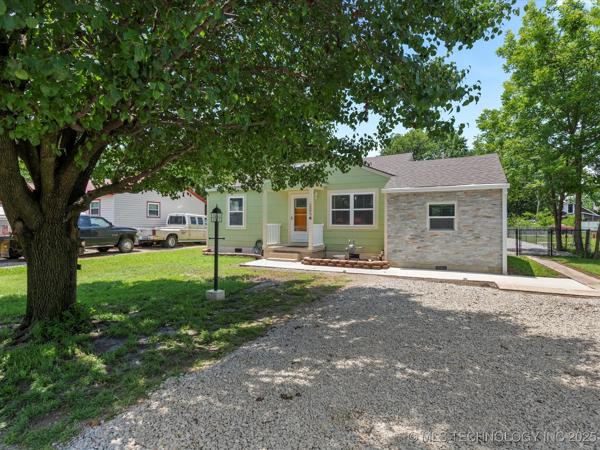 205 S Creek Street Property Photo 1