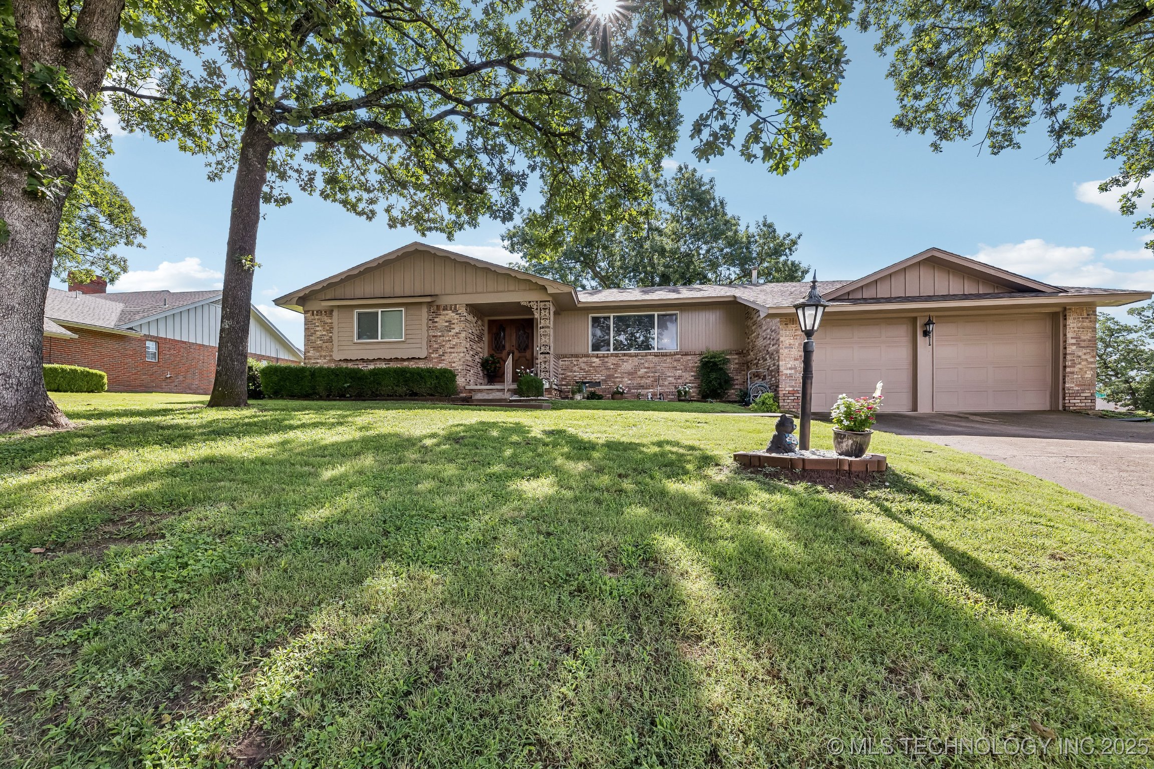1225 S Apple Street Property Photo 1