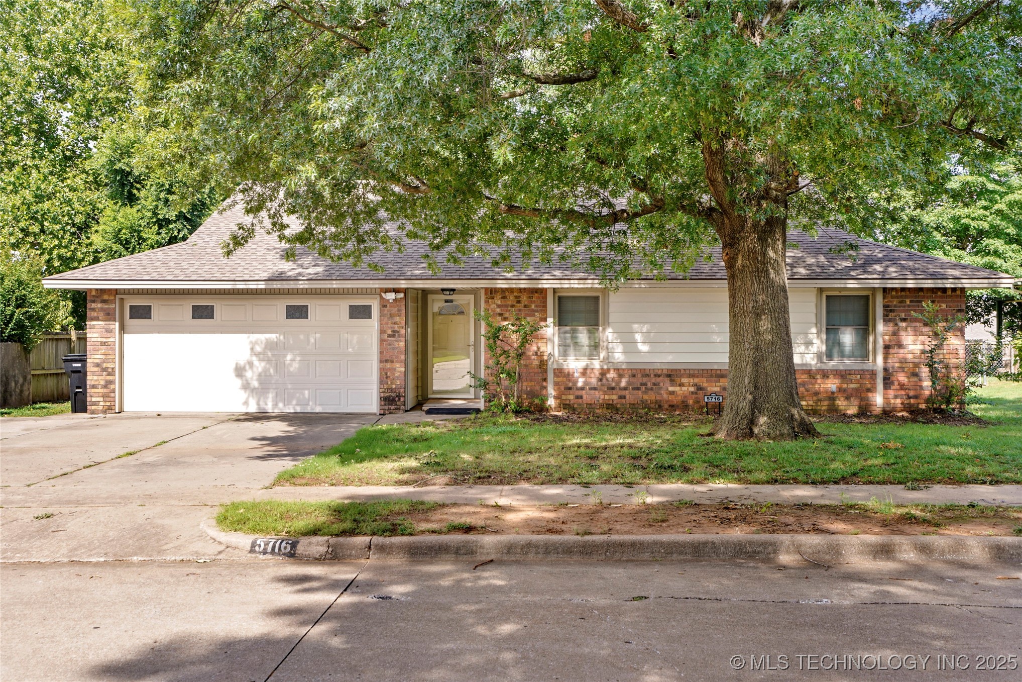5716 S Birch Avenue Property Photo 1
