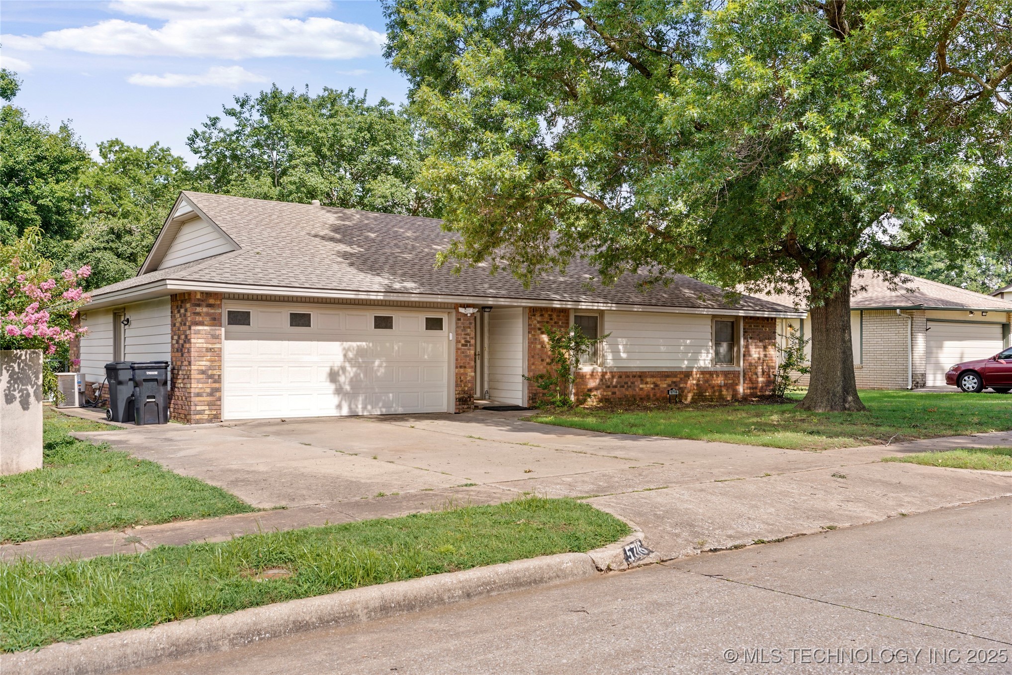 5716 S Birch Avenue Property Photo 2