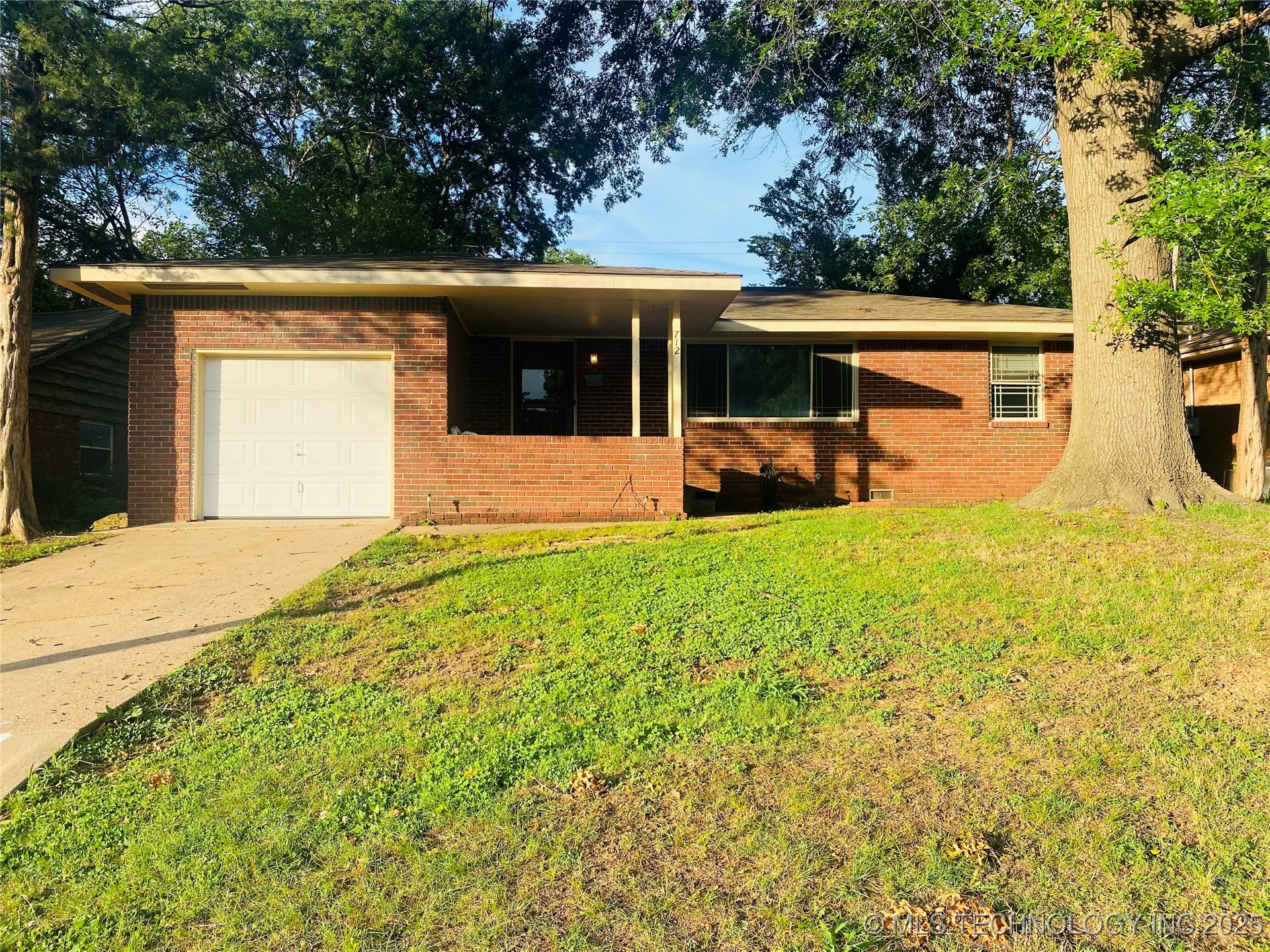 712 Se Yale Drive Property Photo 1