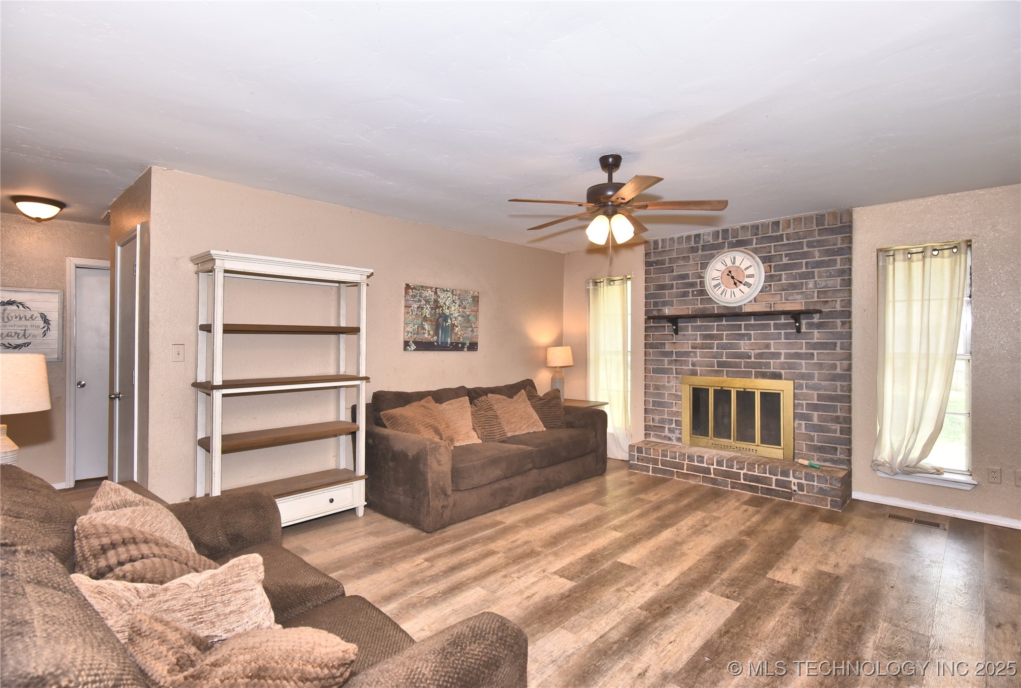 642 E 138th Place Property Photo 3