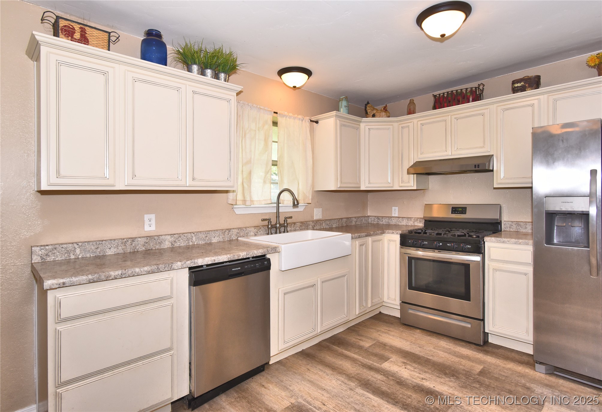 642 E 138th Place Property Photo 7