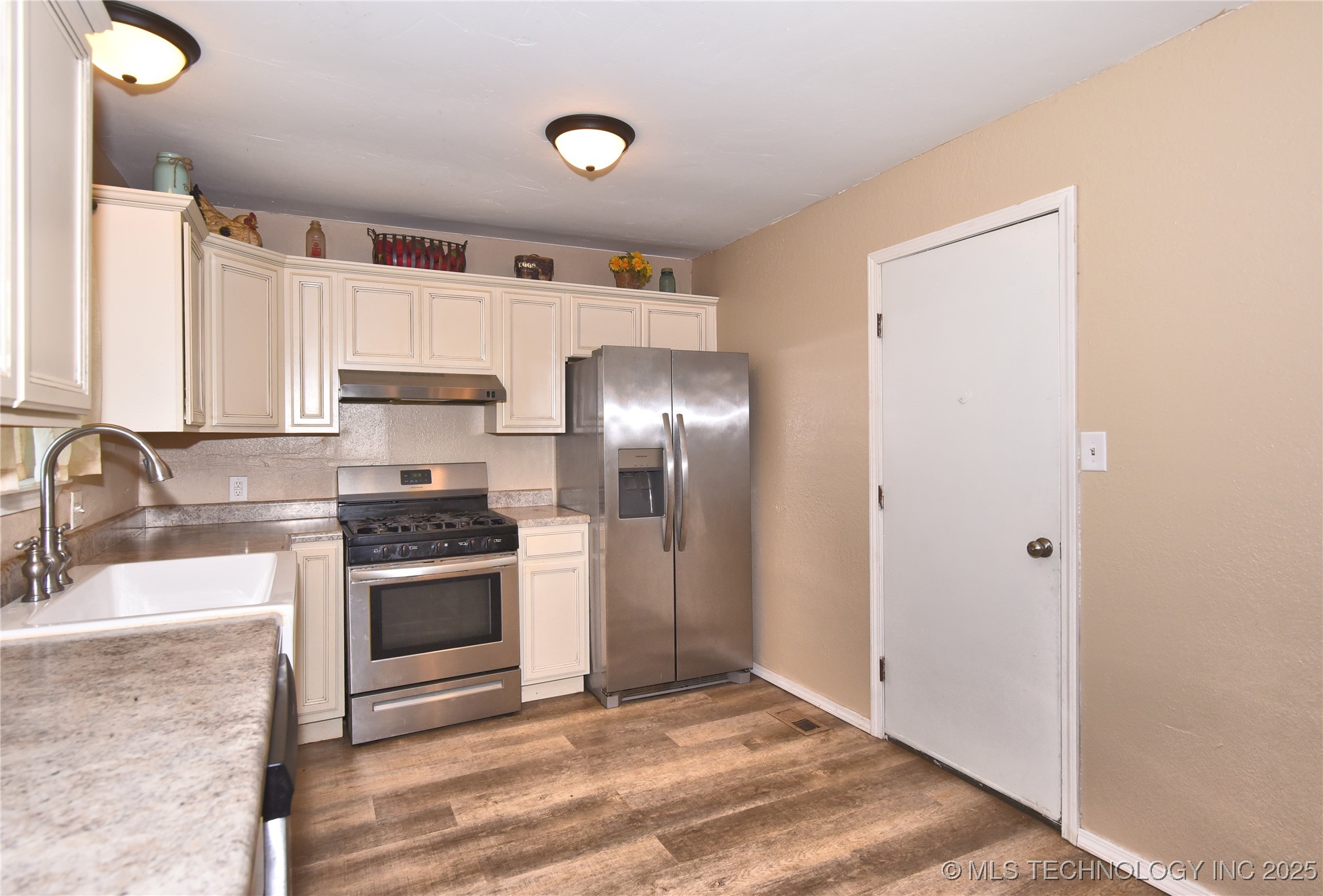 642 E 138th Place Property Photo 8