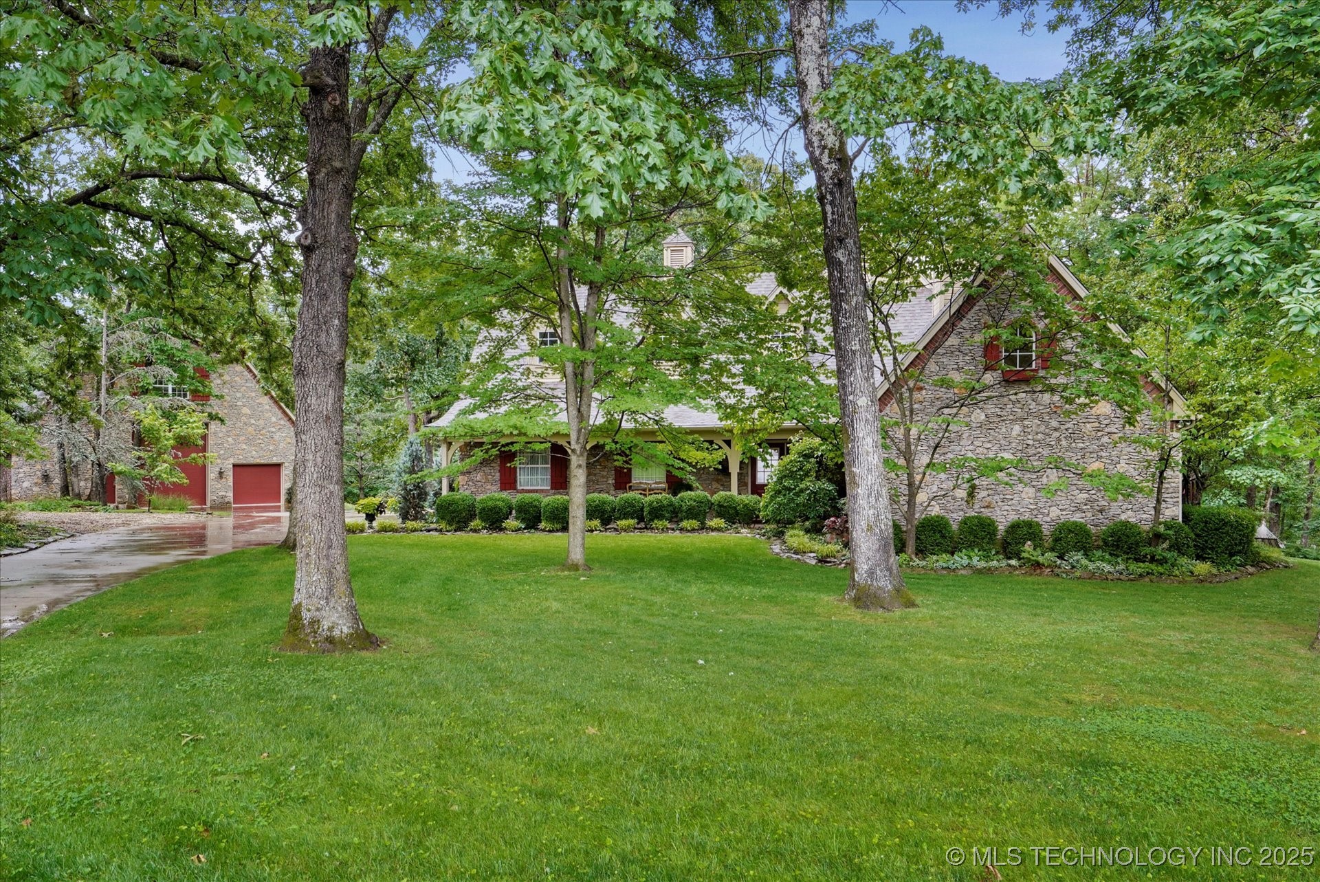 22765 S Red Oak Drive Property Photo 2